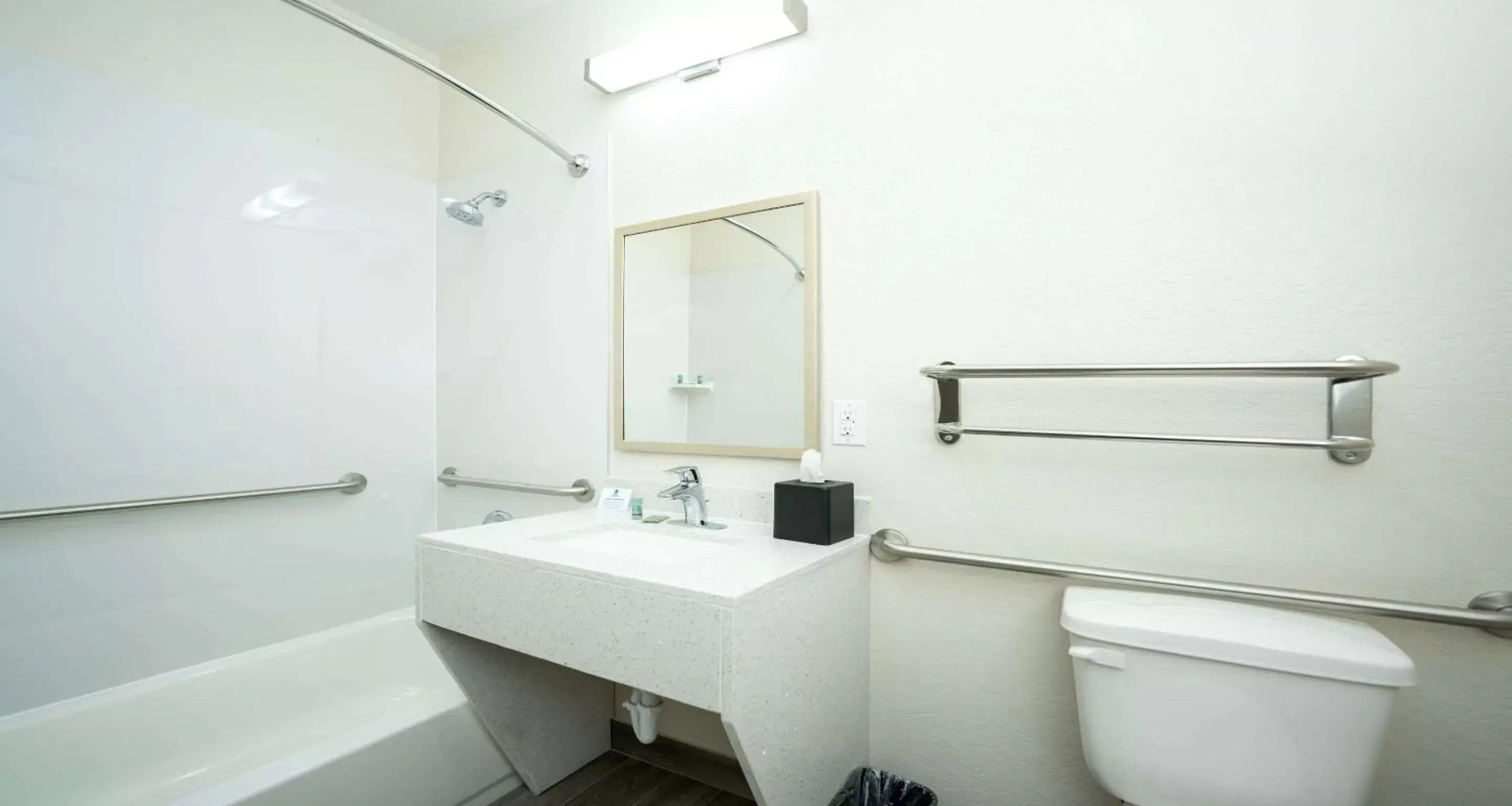 Photo of the whole room, Bathroom in Best Western Houston Bush Intercontinental Airport Inn