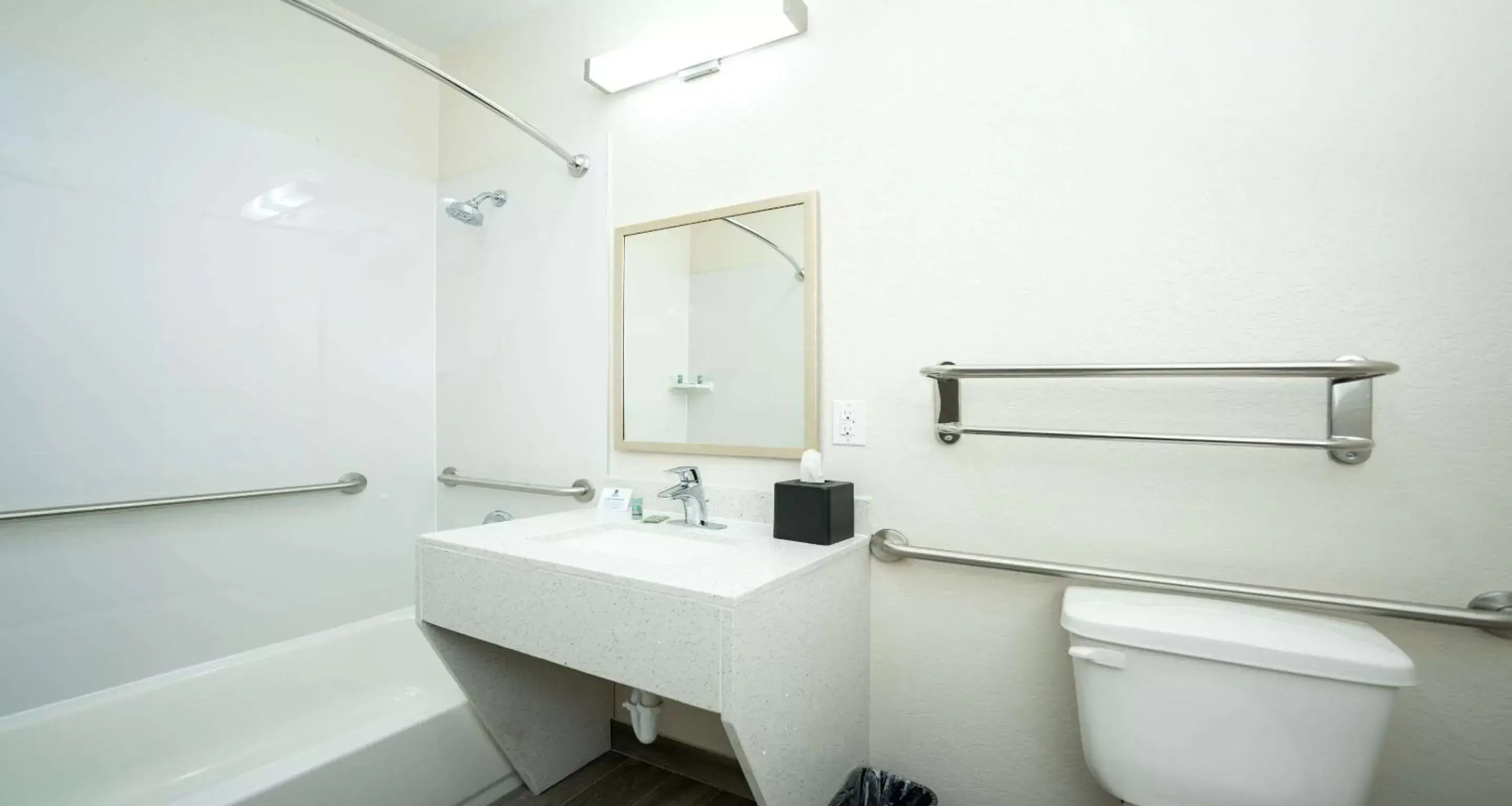 King Room with Mobility Accessible Tub in Best Western Houston Bush Intercontinental Airport Inn King Room with Mobility Accessible Tub in Best Western Houston Bush Intercontinental Airport Inn