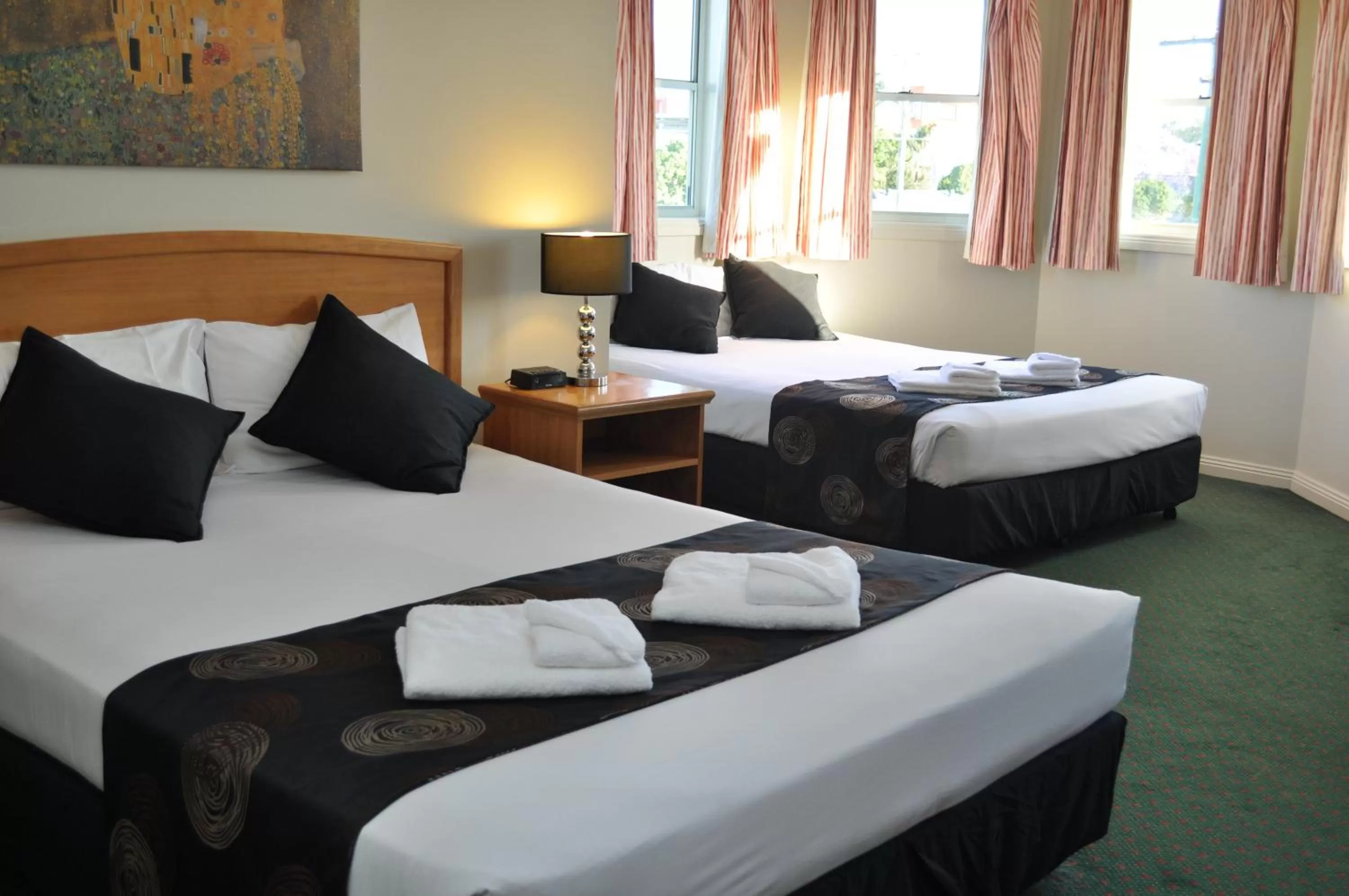 Photo of the whole room, Bed in Meadowbrook Hotel Brisbane