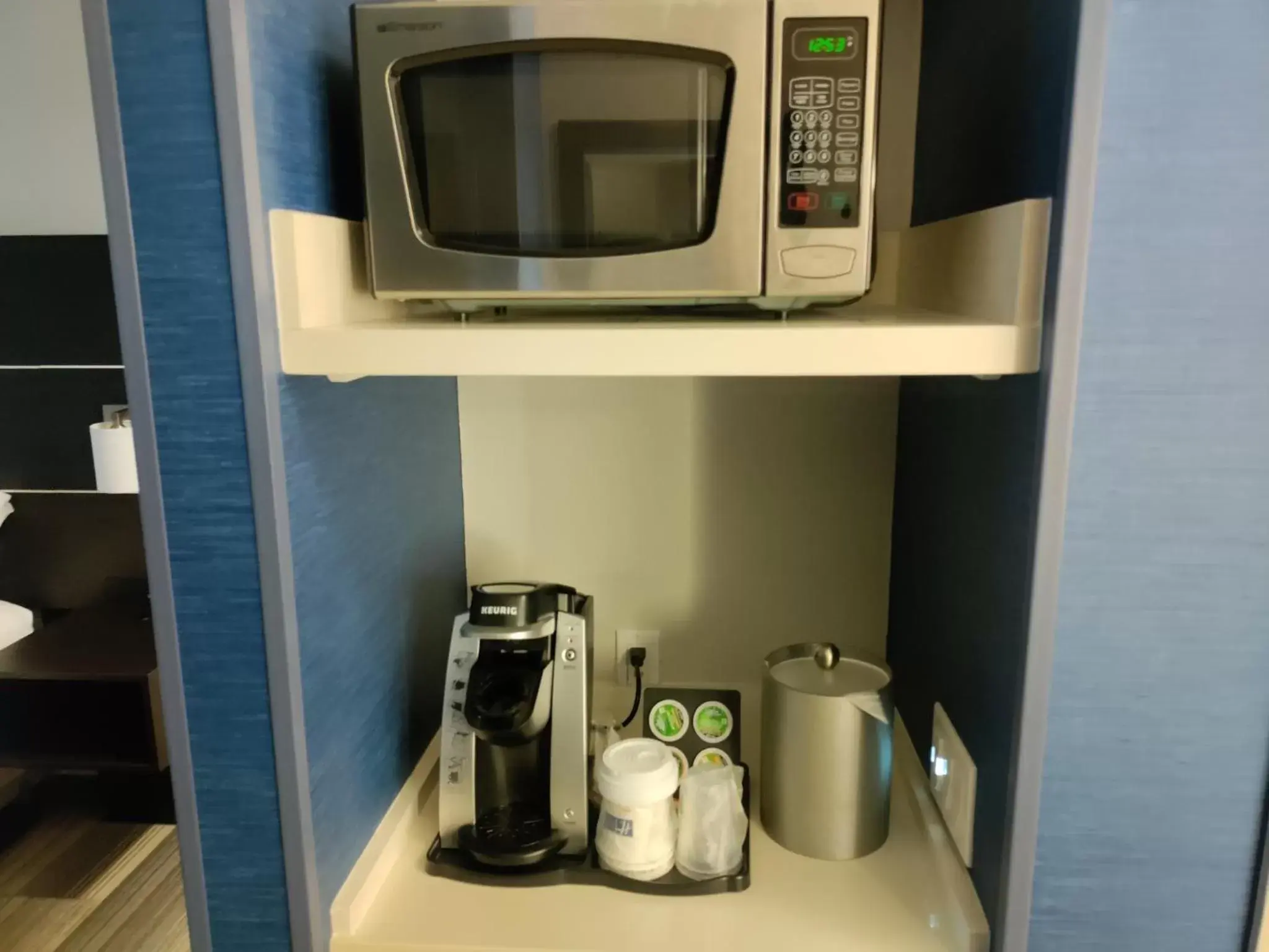 Photo of the whole room, Coffee/Tea Facilities in Holiday Inn Express Newberg - Wine Country, an IHG Hotel