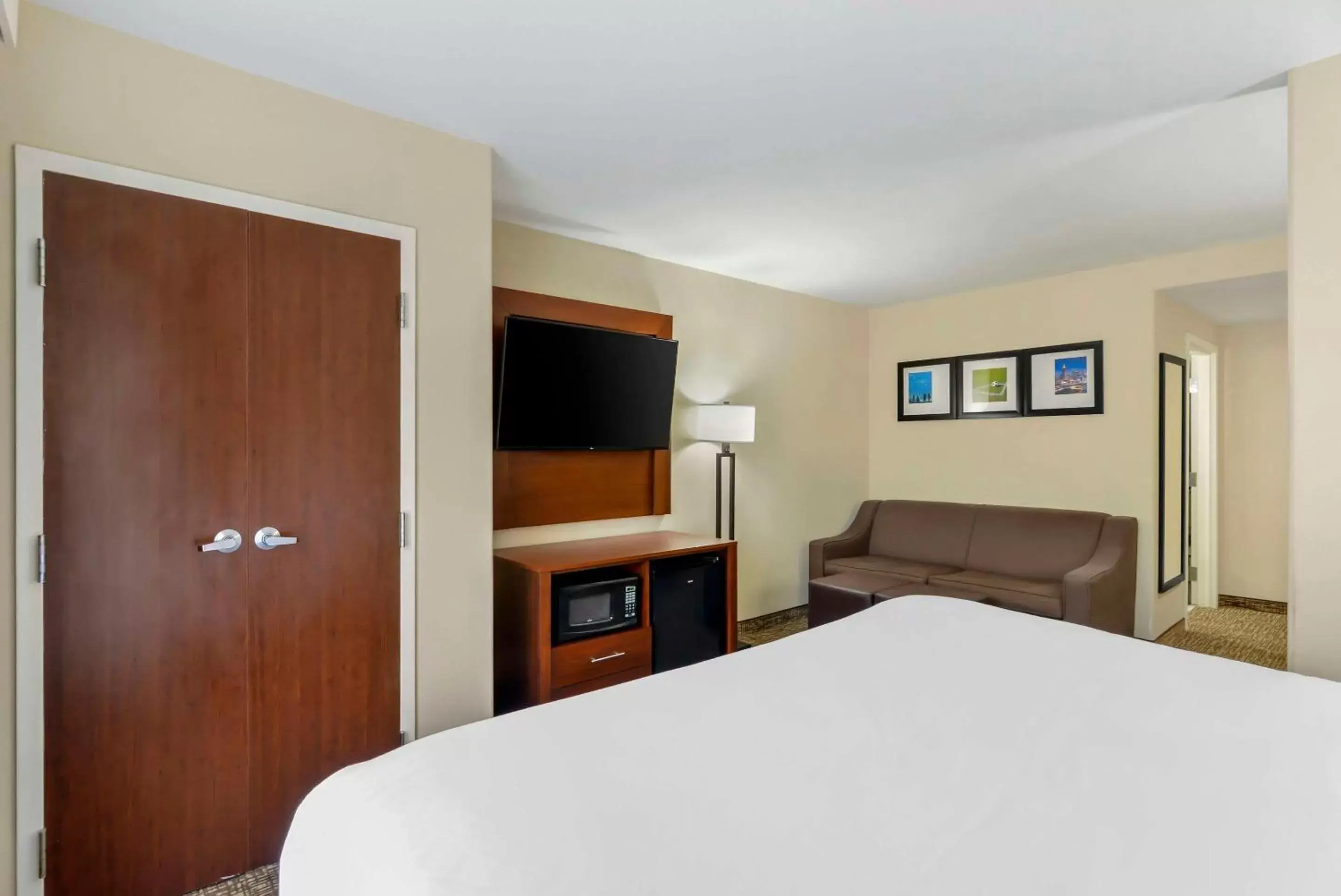 Bedroom, Bed in Comfort Suites at Kennesaw State University