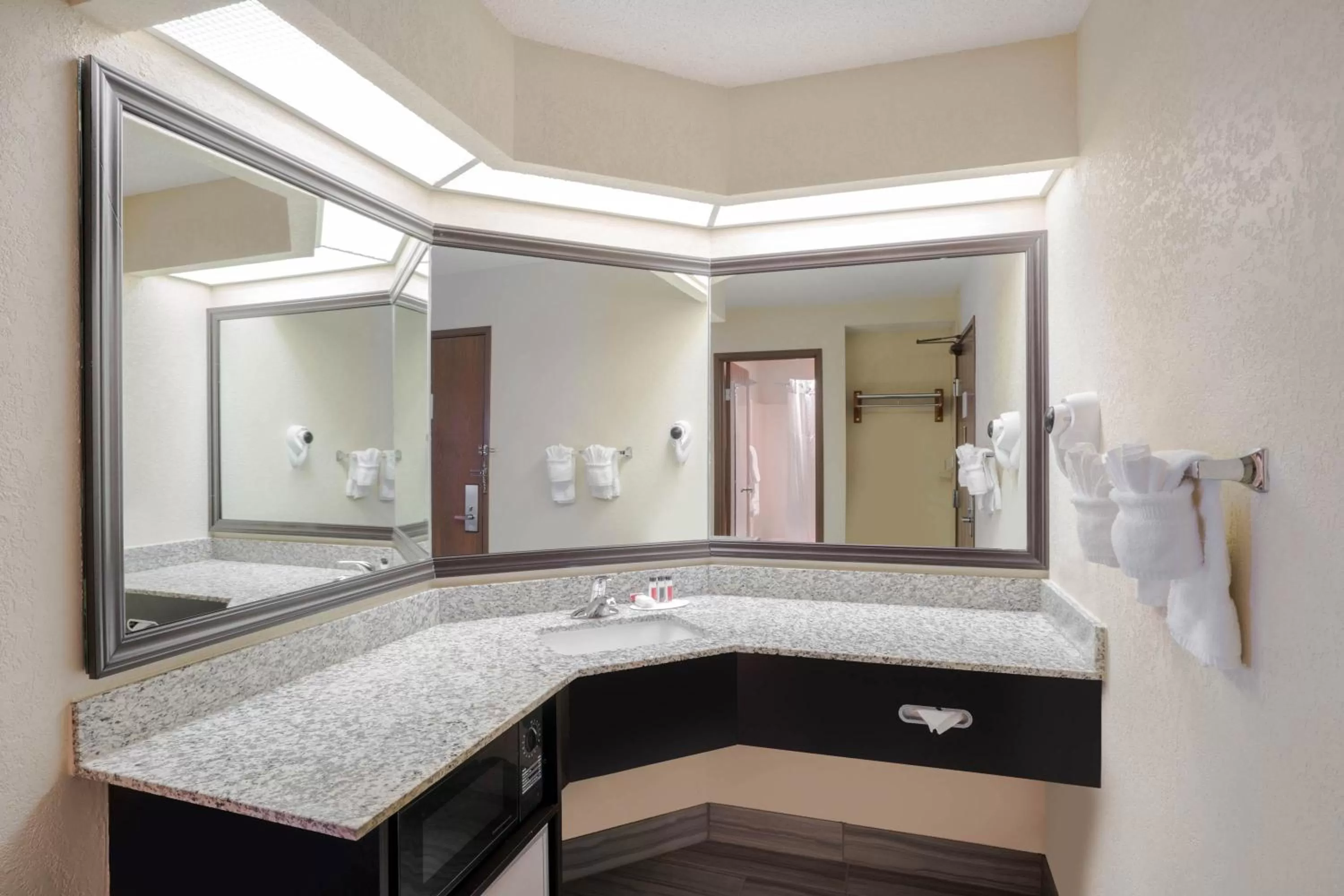 Bathroom, Bed in Comfort Inn & Suites Brentwood - Nashville