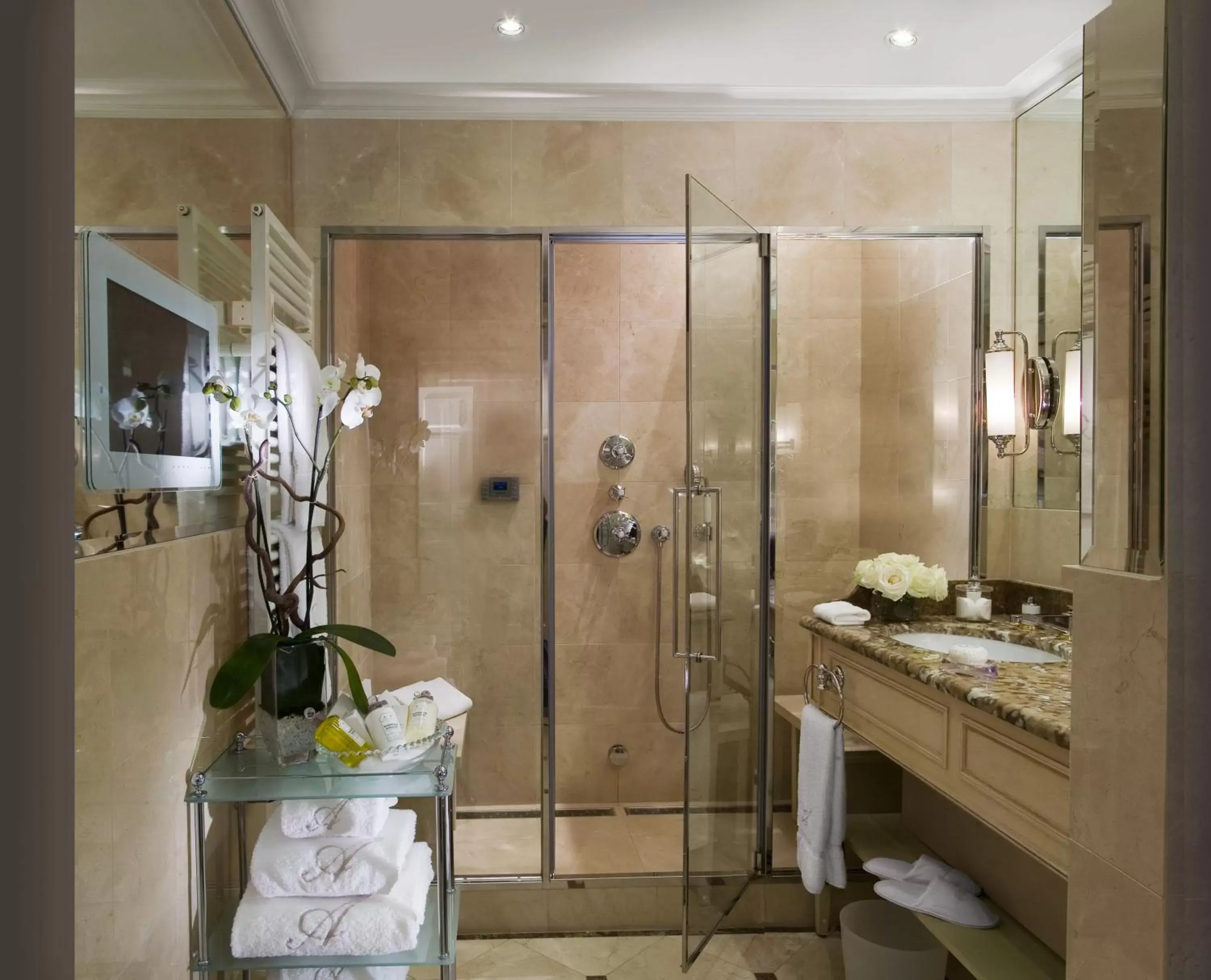 Shower, Bathroom in Hotel d'Angleterre