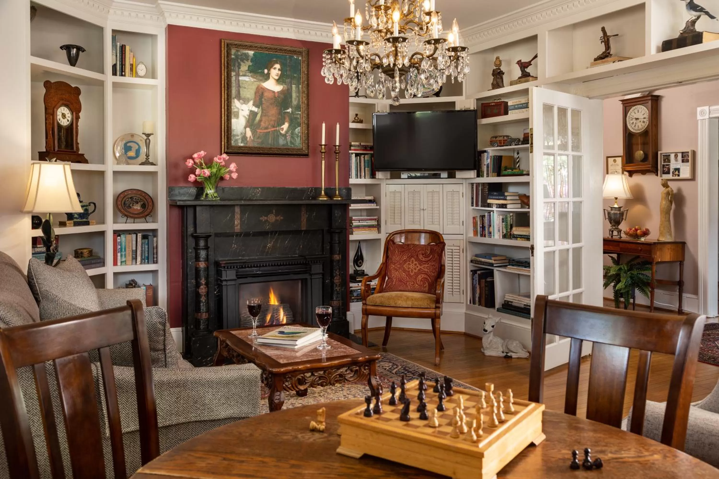 Communal lounge/ TV room, TV/Entertainment Center in White Doe Inn Bed & Breakfast