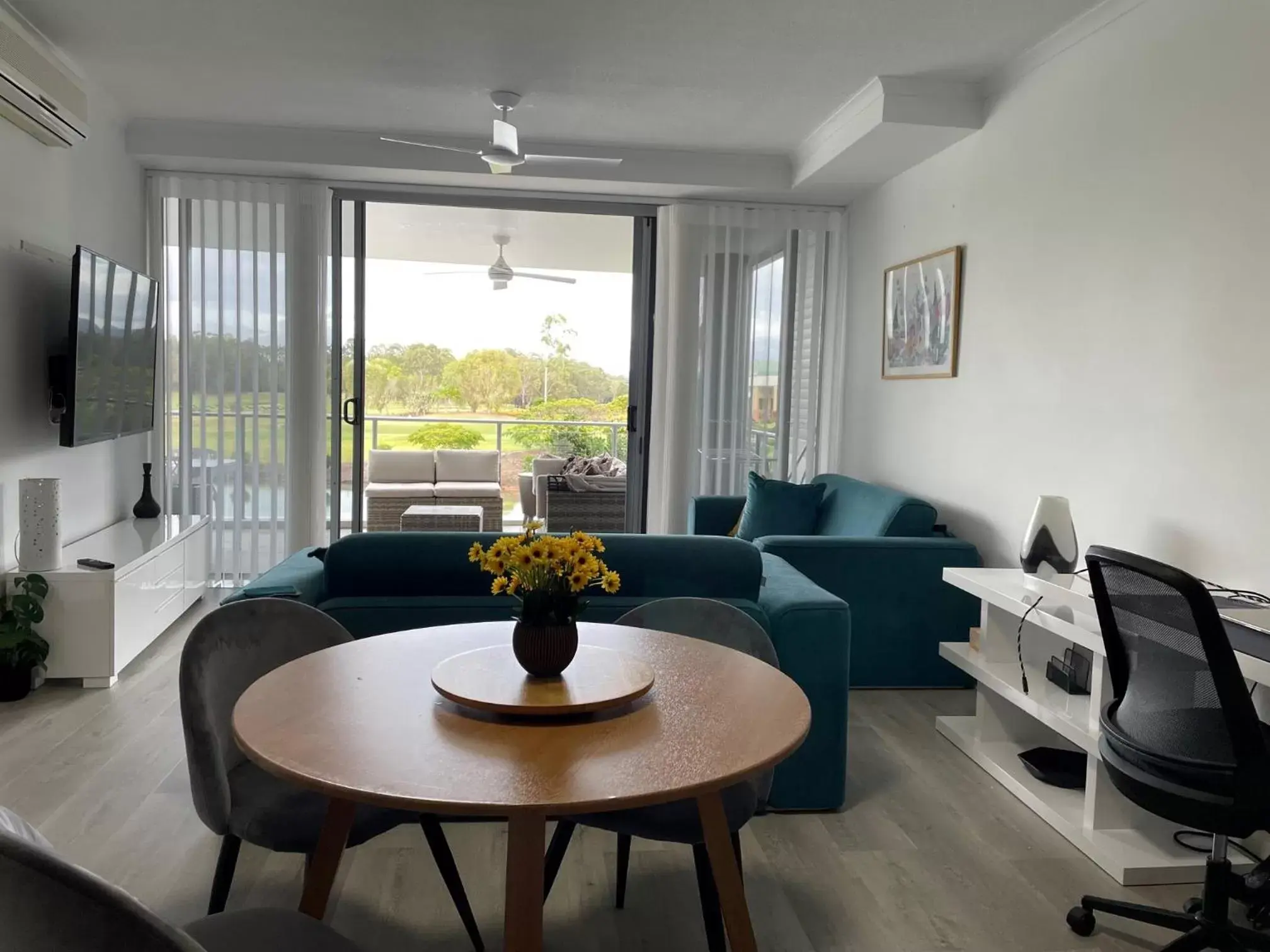 Living room, Seating Area in Signature Waterfront Apartments