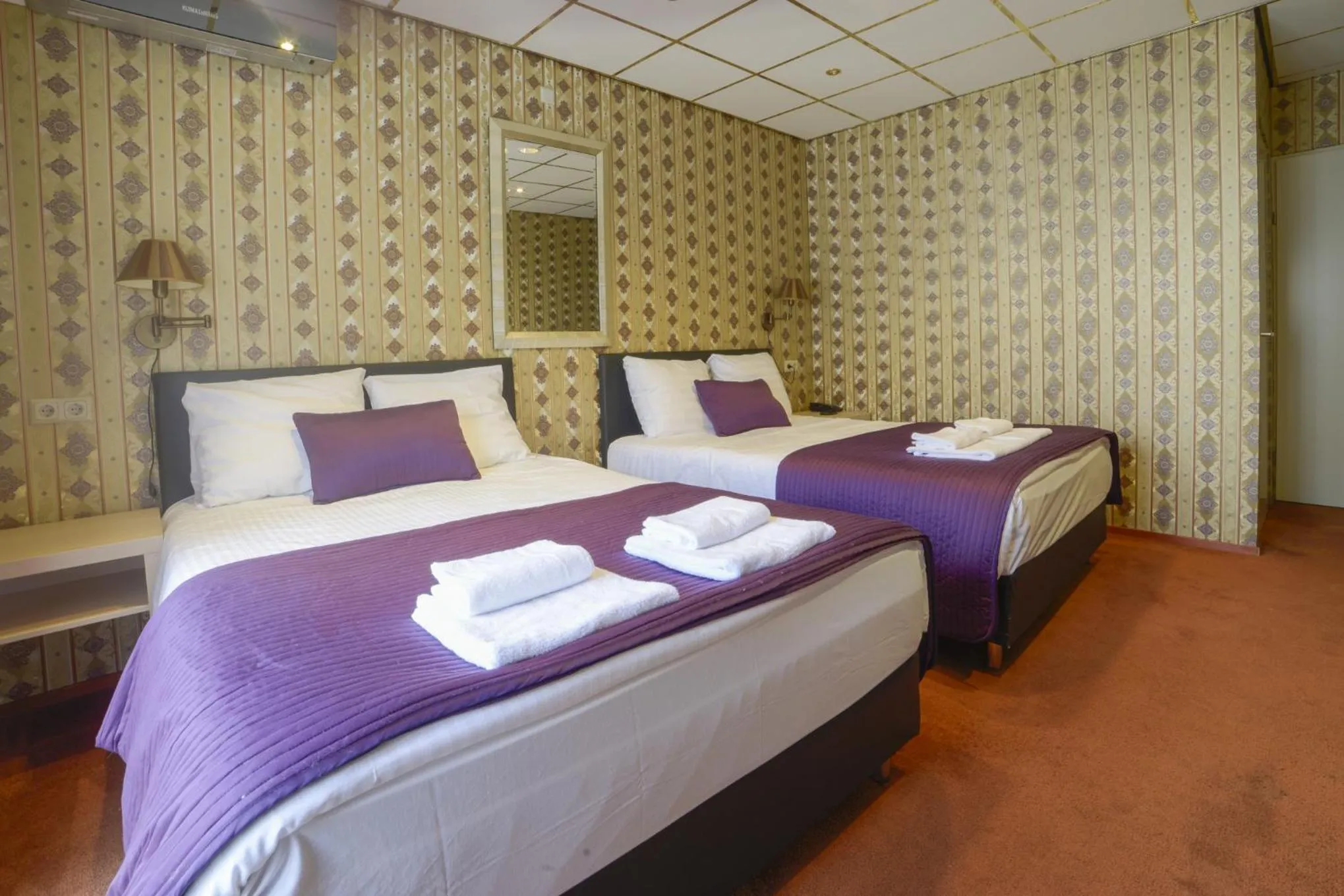 Bed in Hotel Zwanenburg Amsterdam Airport