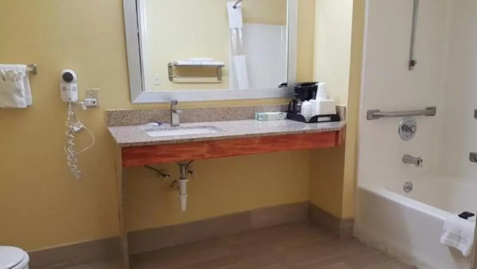 Bathroom in Loyalty Inn Hawkinsville Bathroom in Loyalty Inn Hawkinsville