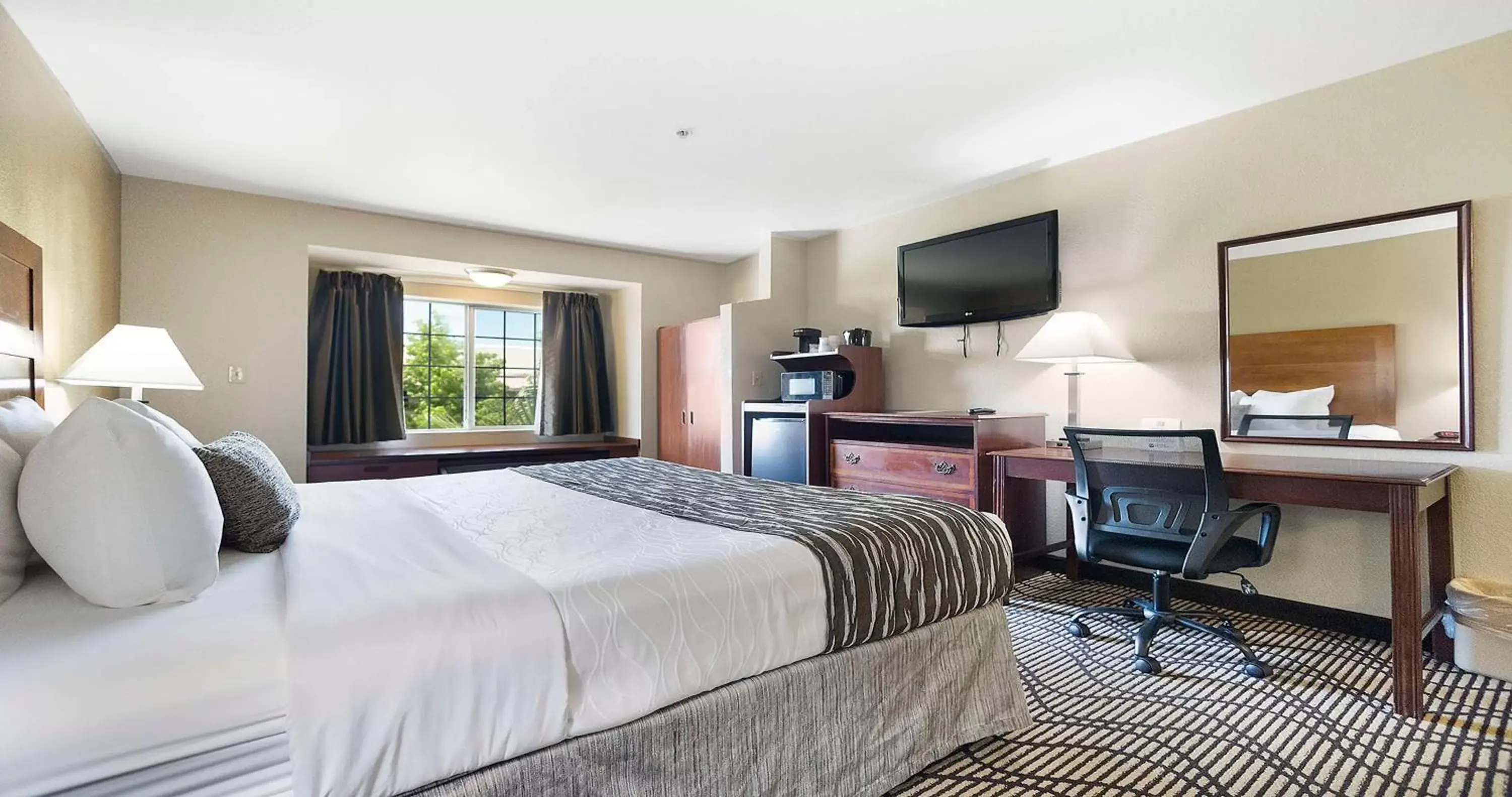 Bedroom, TV/Entertainment Center in SureStay Plus Hotel by Best Western Rocklin