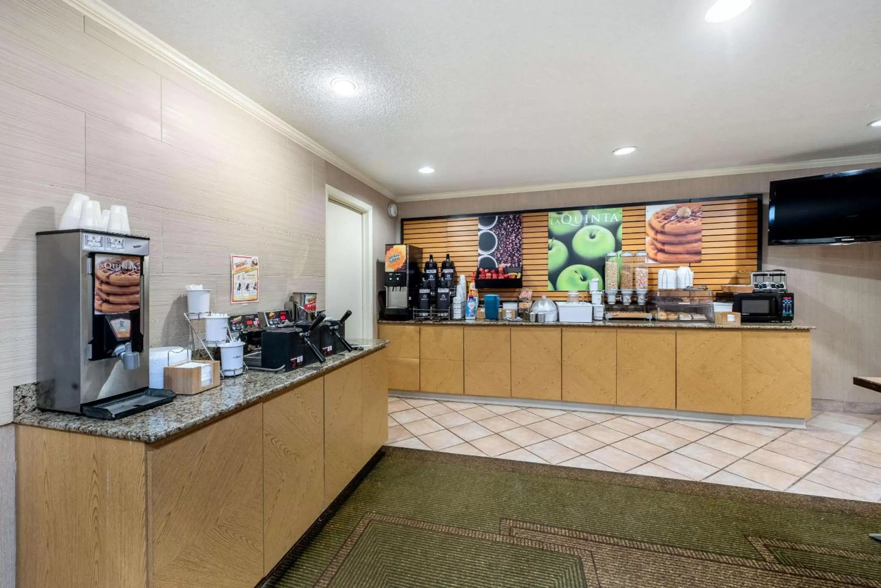 Restaurant/places to eat, Lobby/Reception in La Quinta by Wyndham Mansfield OH