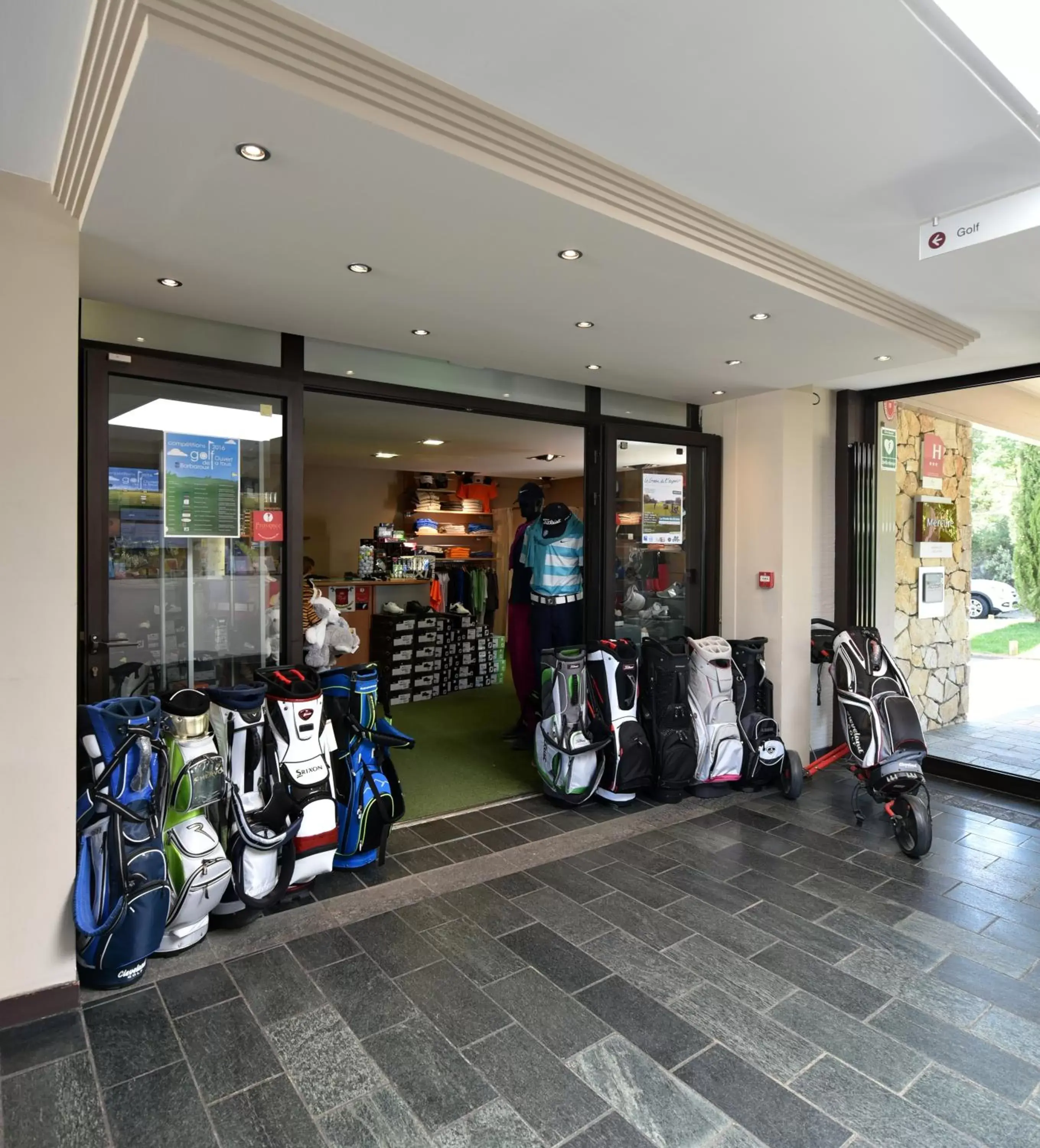 Lobby or reception in Mercure Brignoles Golf de Barbaroux & Spa