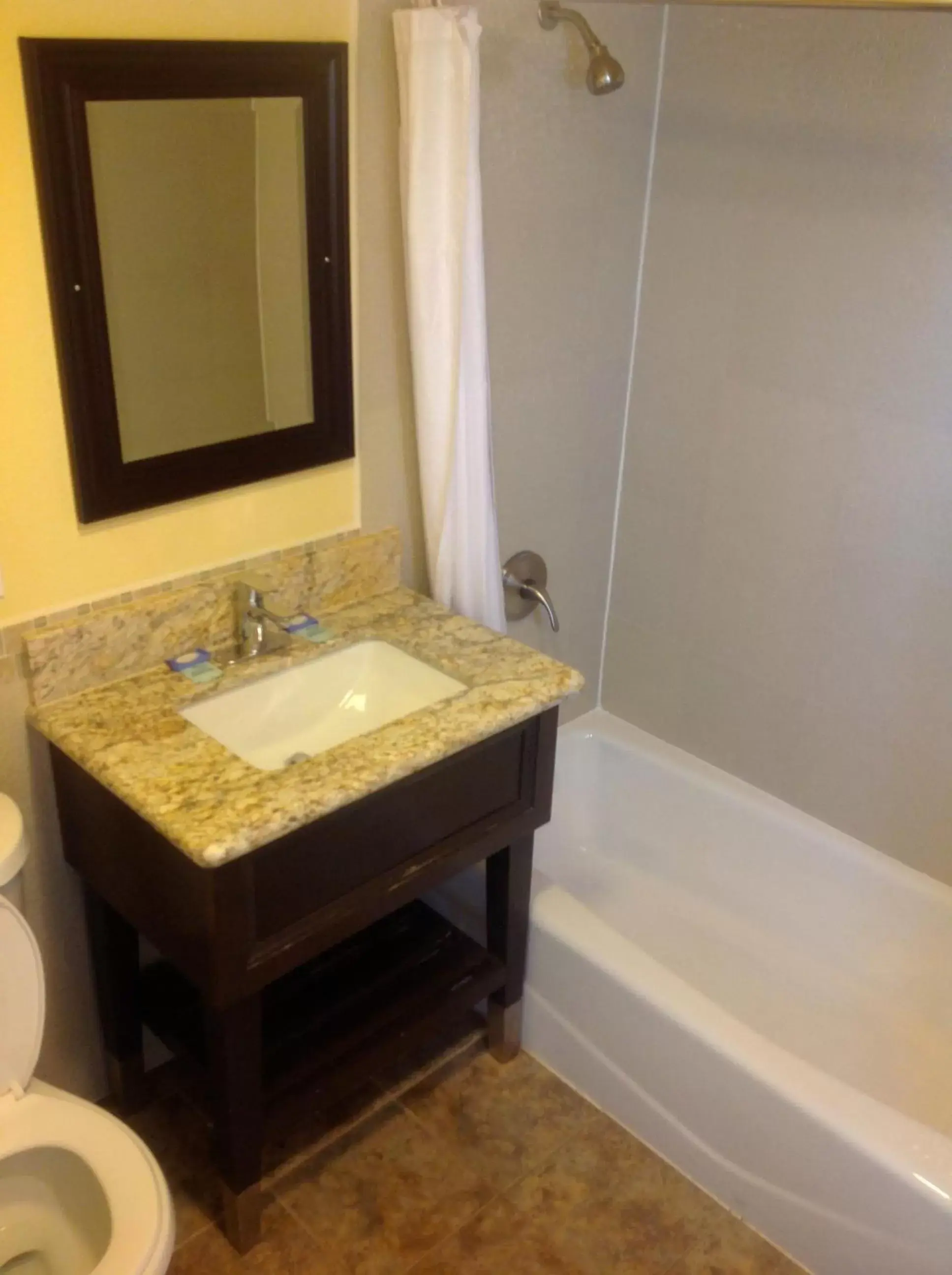 Double Room with Two Double Beds with Kitchenette in Bayshore Inn Ventura