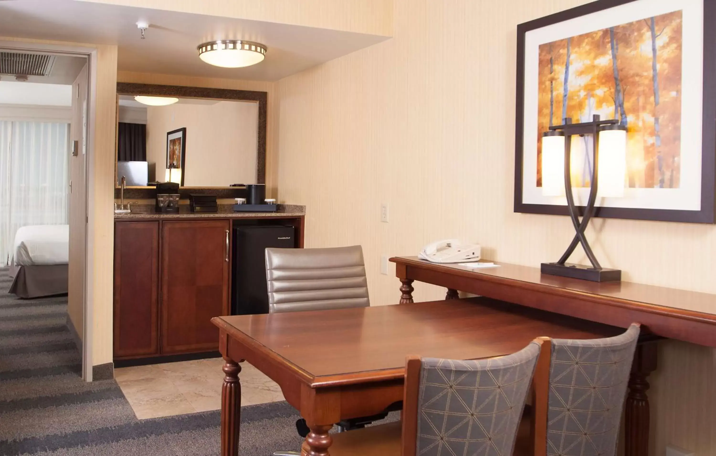 Living room, Kitchen/Kitchenette in Embassy Suites by Hilton Bloomington/Minneapolis