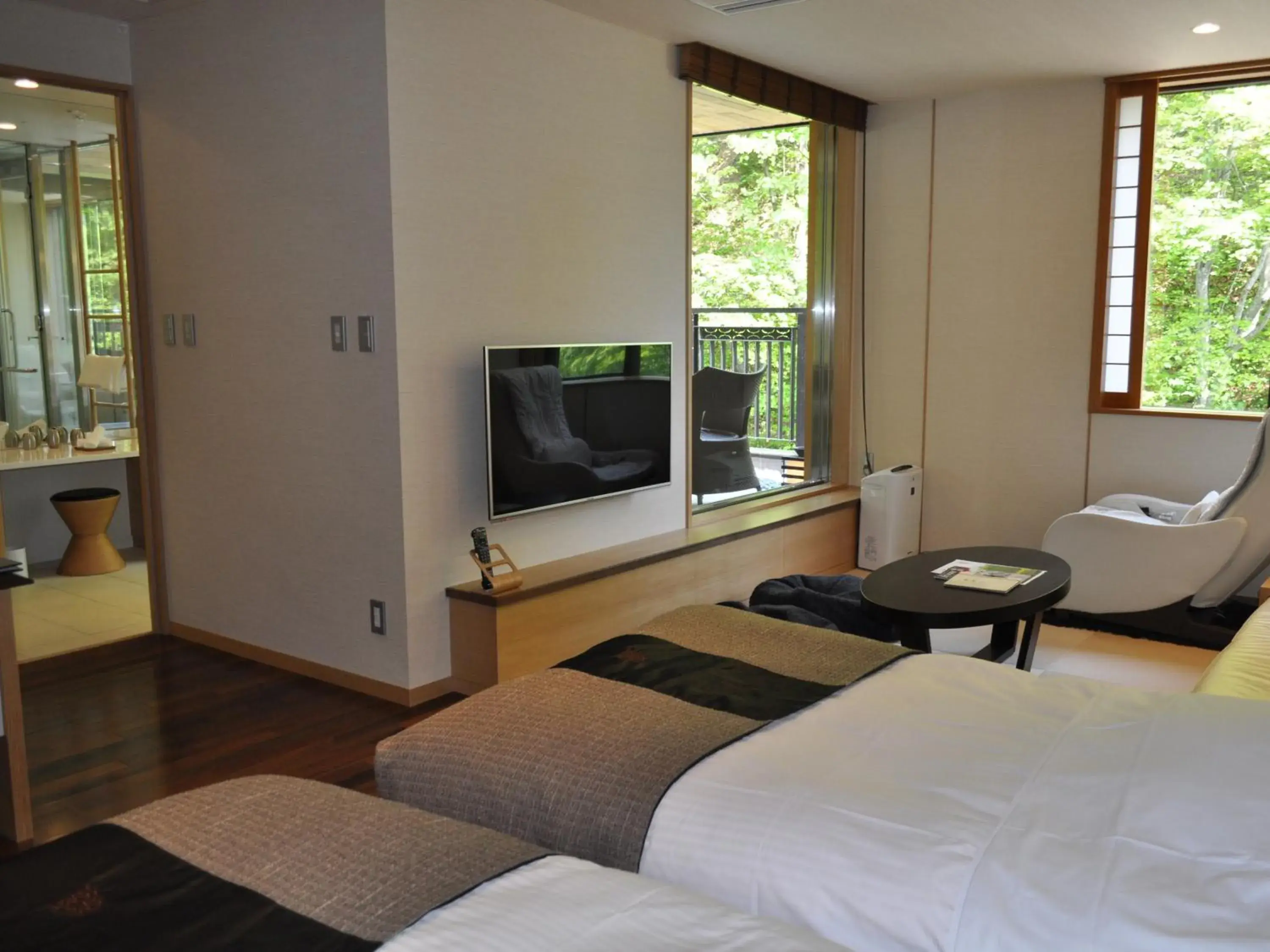 Photo of the whole room, Bed in Niseko Konbu Onsen Tsuruga Besso Moku No Sho