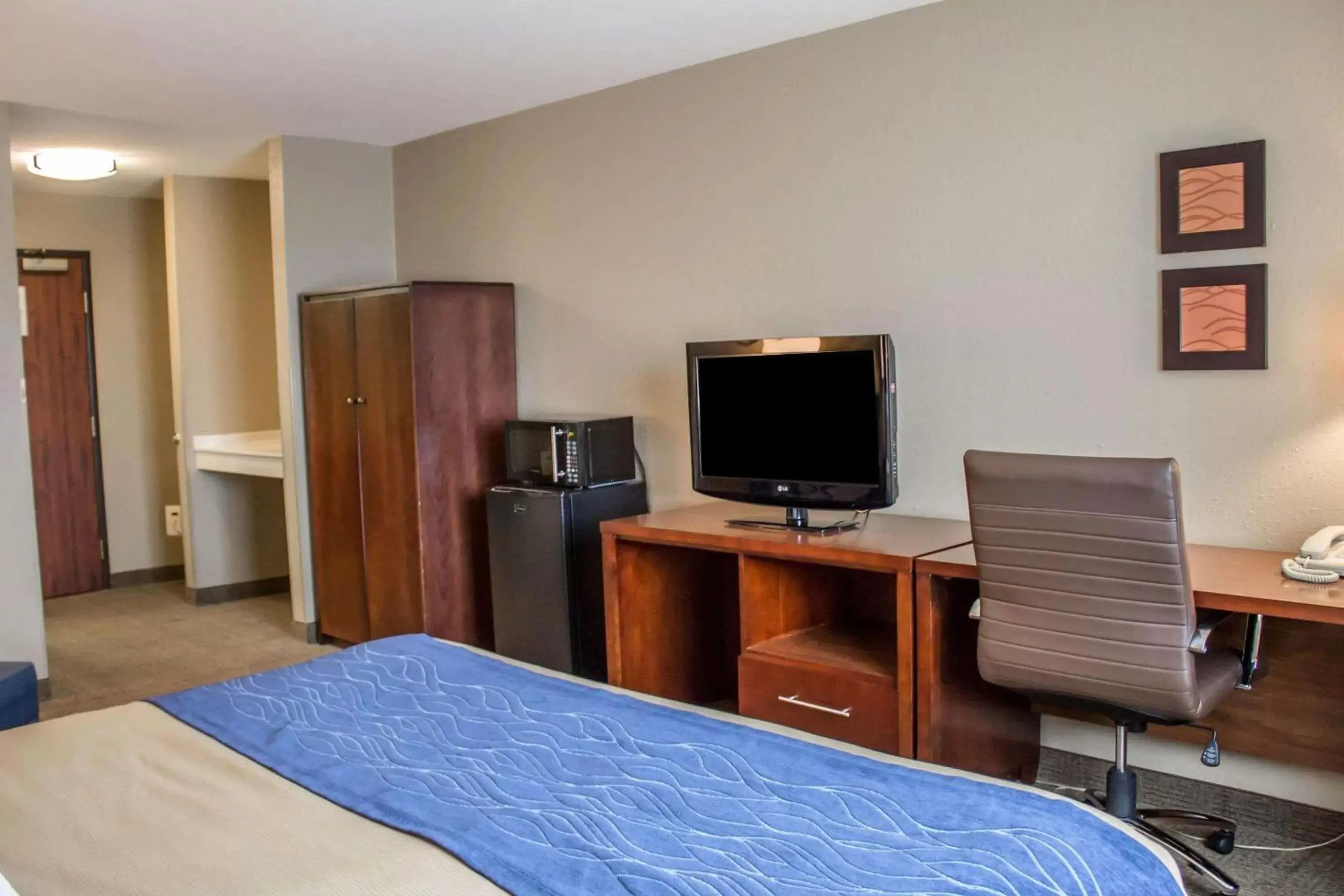 Photo of the whole room, TV/Entertainment Center in Comfort Inn & Suites Fremont