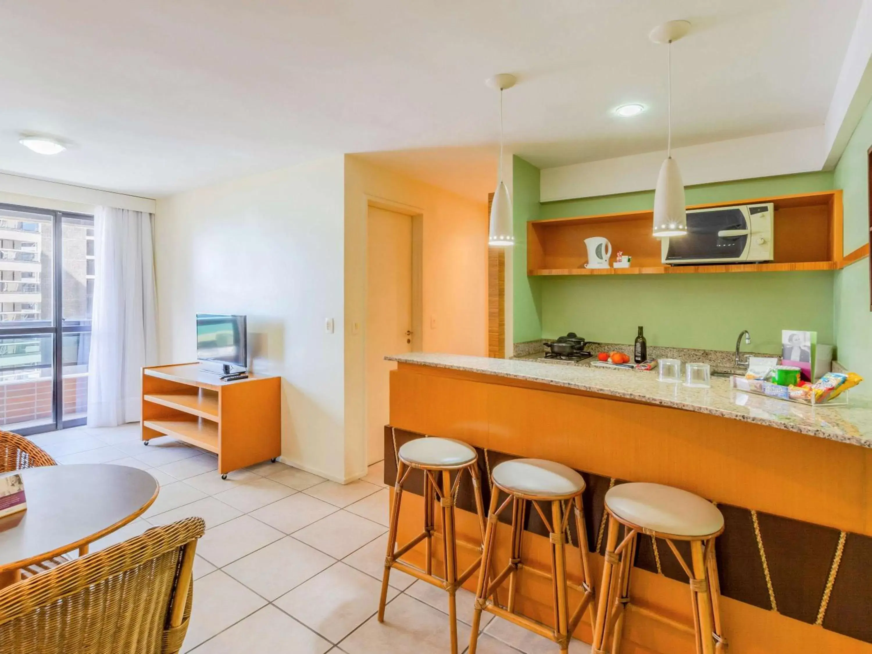 Photo of the whole room, Kitchen/Kitchenette in Mercure Fortaleza Meireles