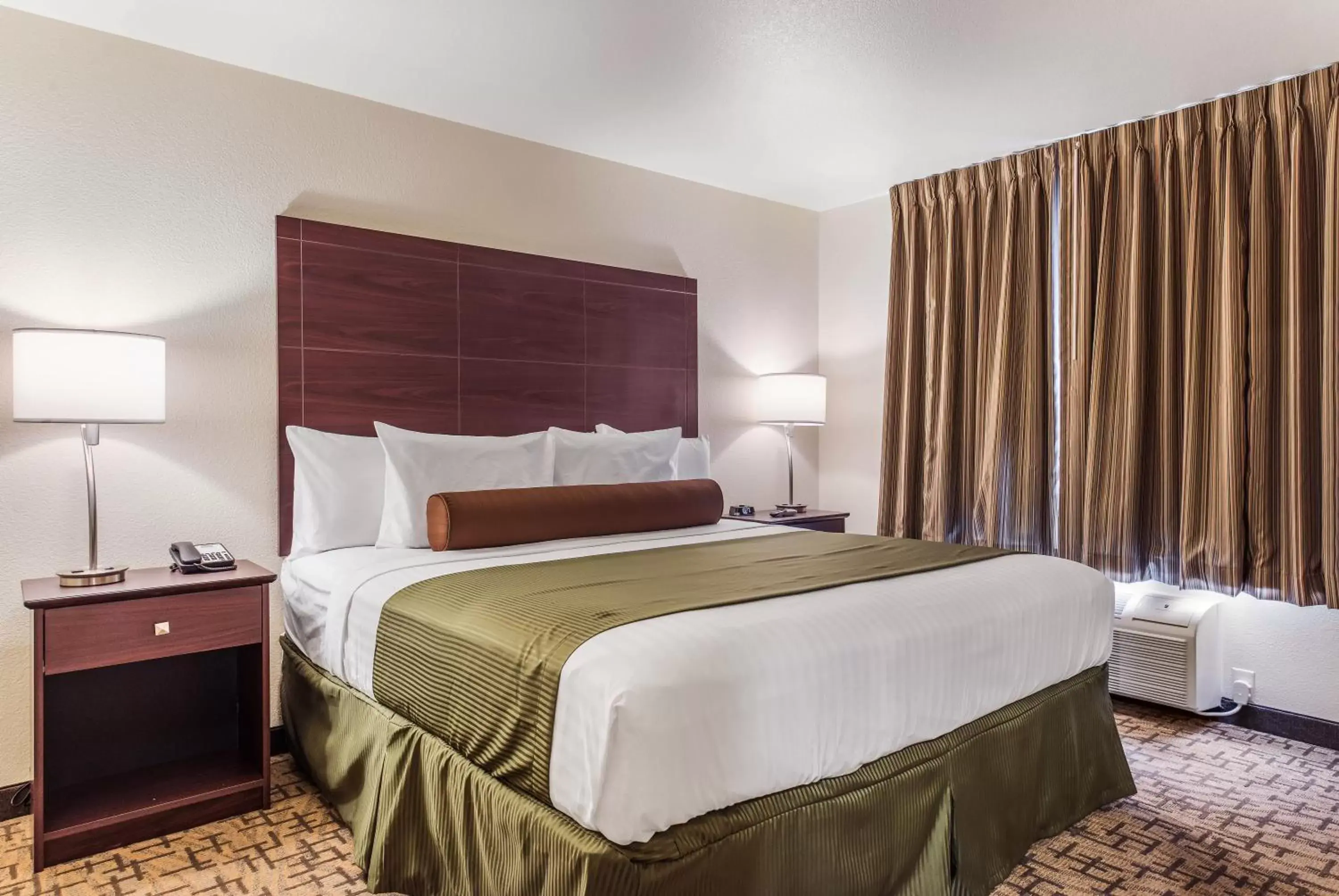 Bed in Cobblestone Hotel & Suites - Hutchinson