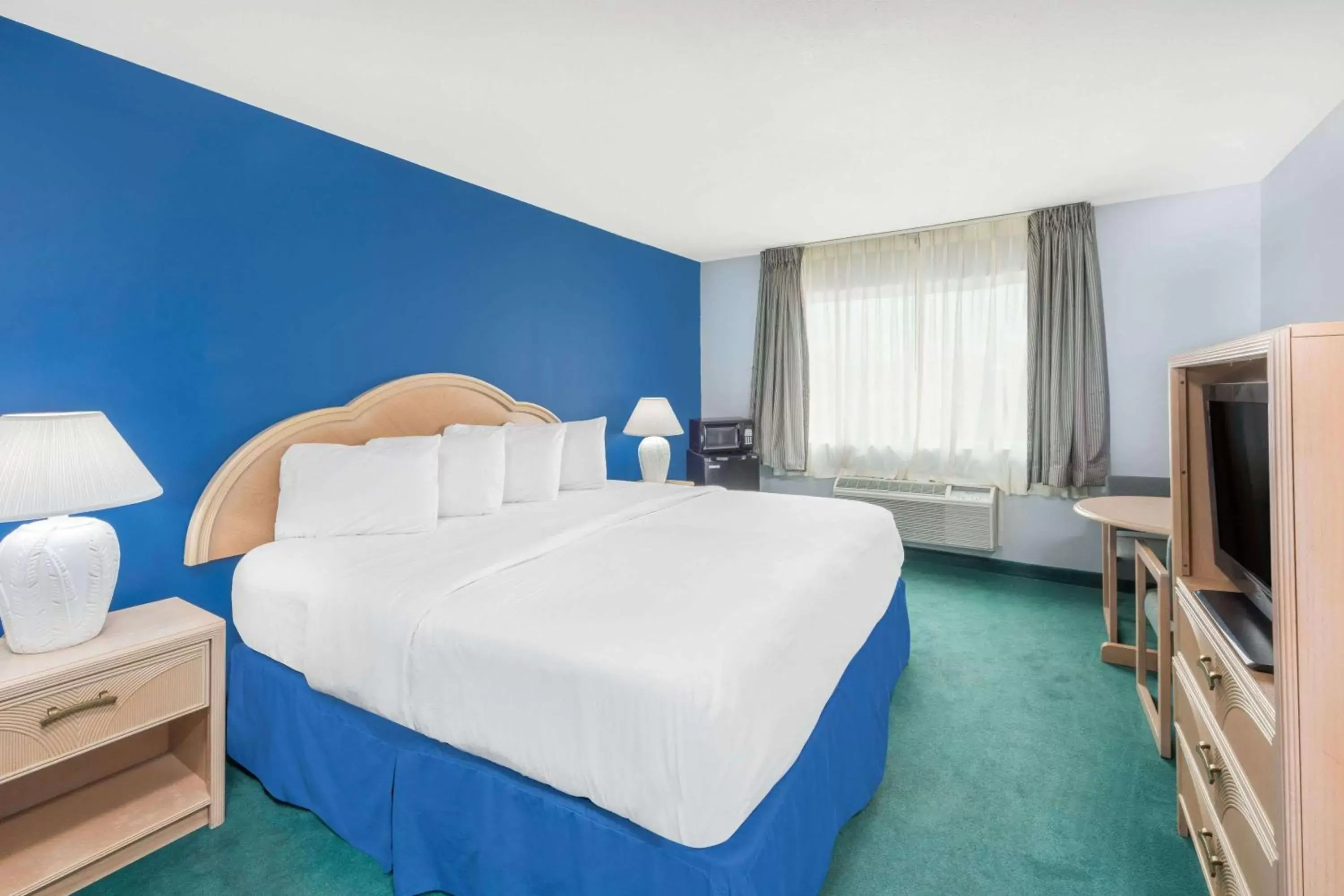 Photo of the whole room, Bed in Days Inn by Wyndham Osage Beach Lake of the Ozarks