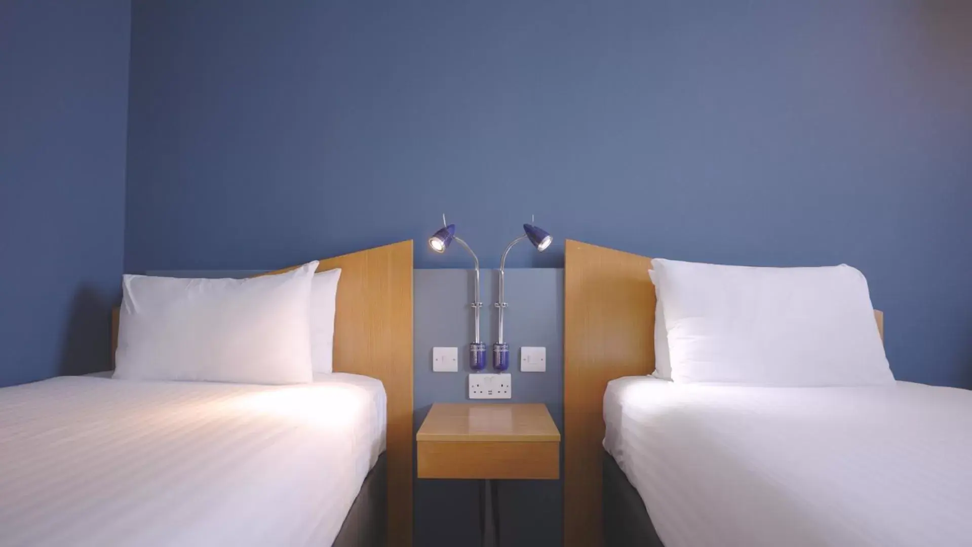 Bed in Holiday Inn Express Aberdeen City Centre, an IHG Hotel