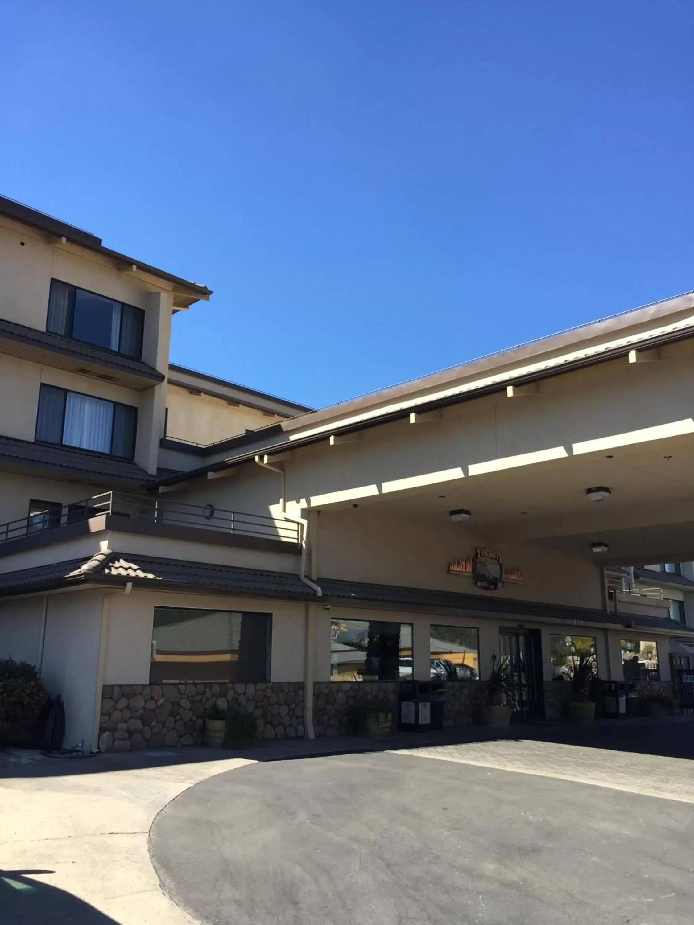 Property Building in Yosemite Southgate Hotel & Suites