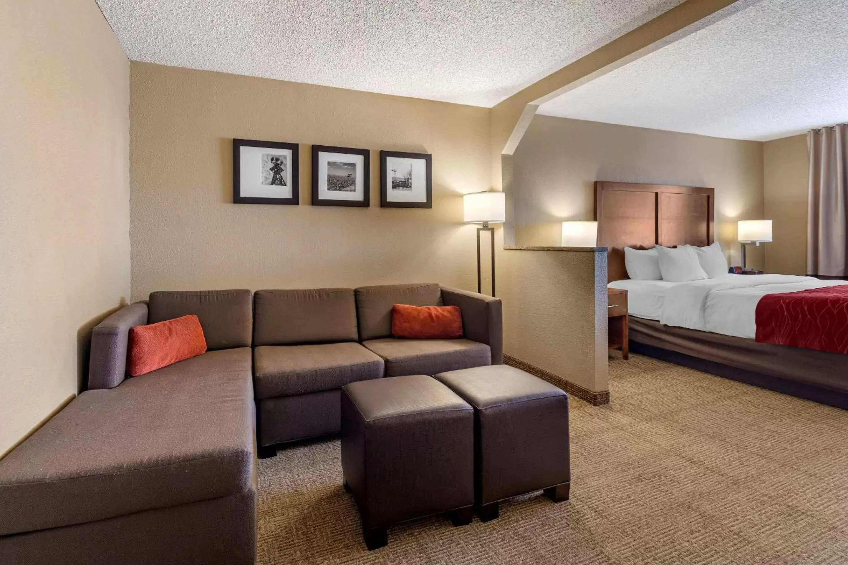 Photo of the whole room, Seating Area in Comfort Inn & Suites Hays I-70