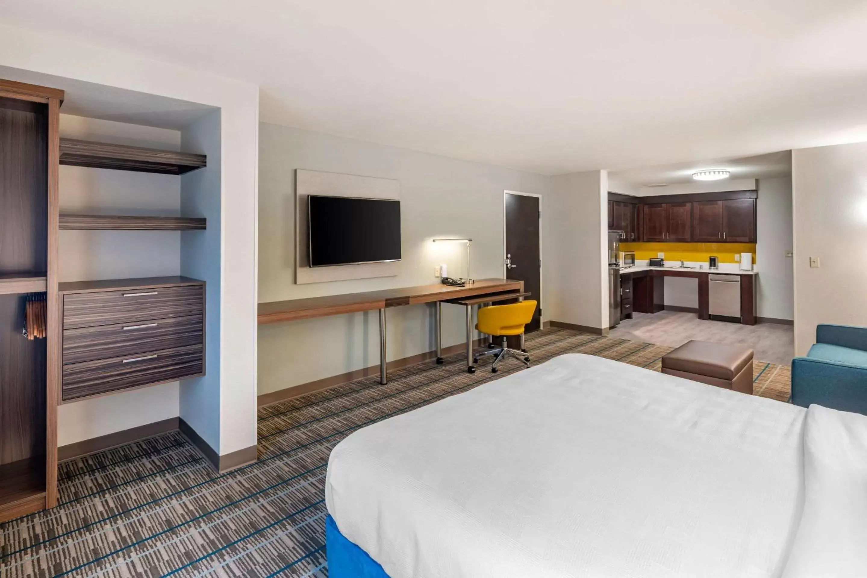 Photo of the whole room, Bed in MainStay Suites Spokane Airport