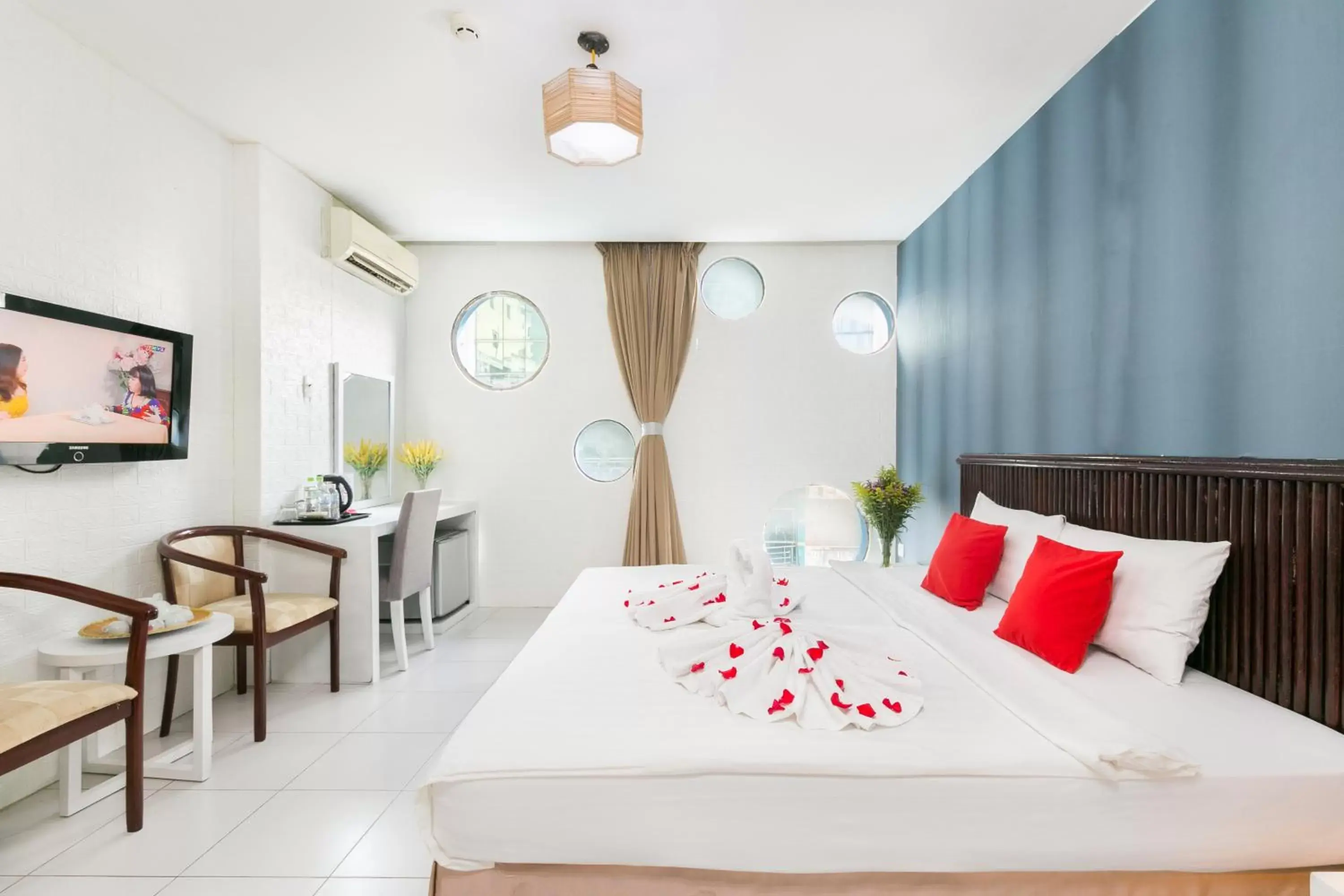 Photo of the whole room, Bed in Centara Saigon Hotel