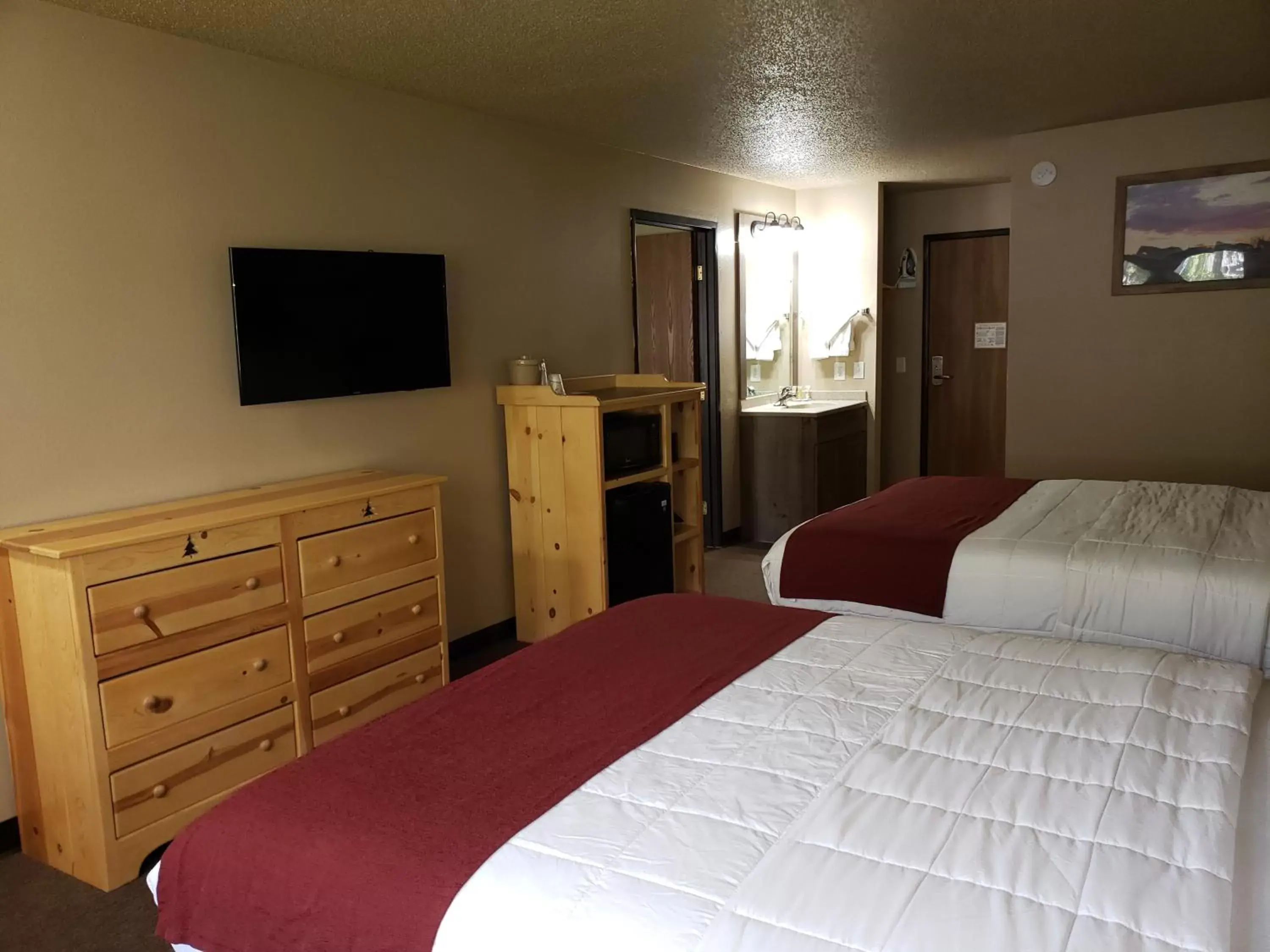 Photo of the whole room, Bed in Woodside Dells Hotel & Suites