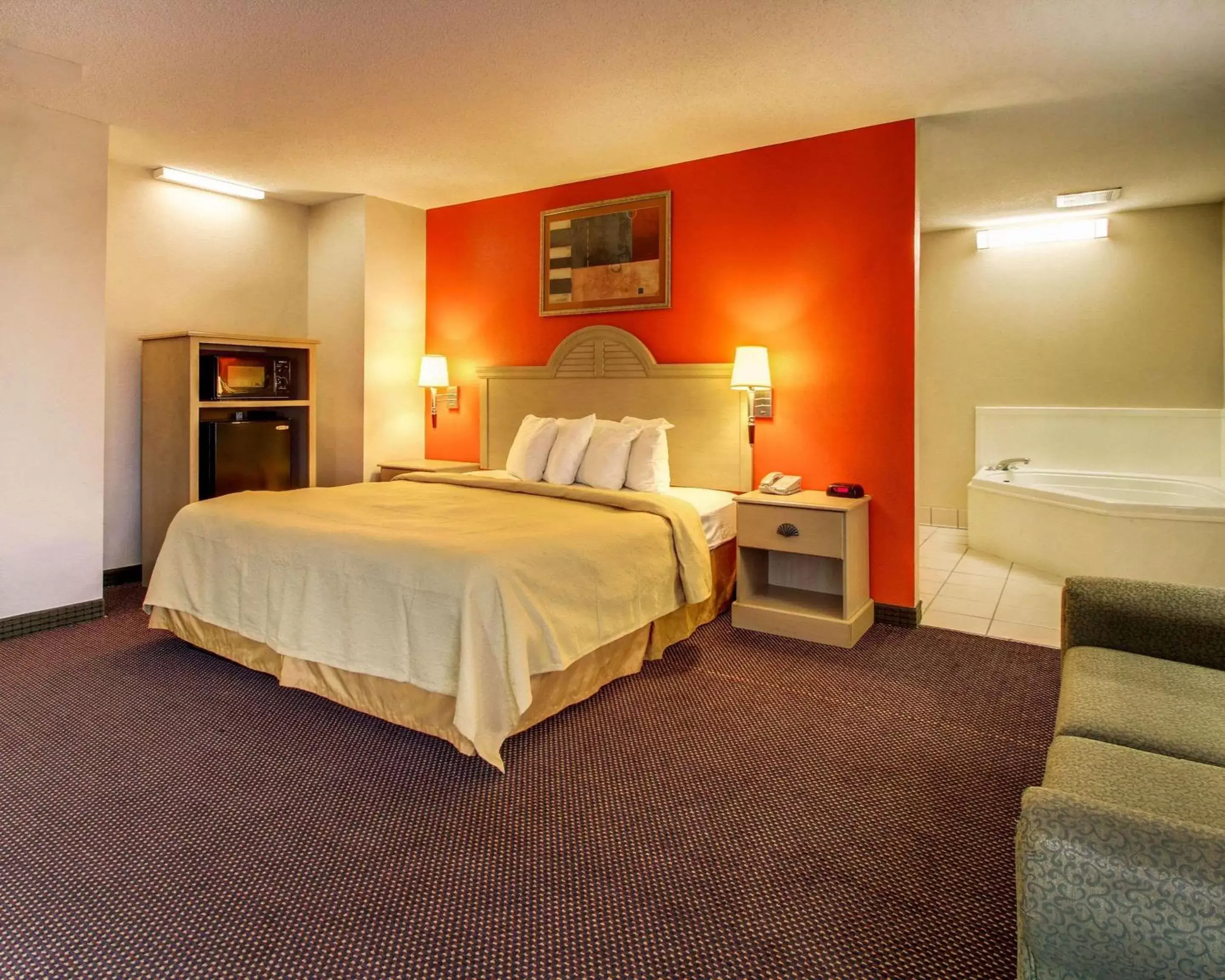 Photo of the whole room, Bed in Quality Inn & Suites Hattiesburg