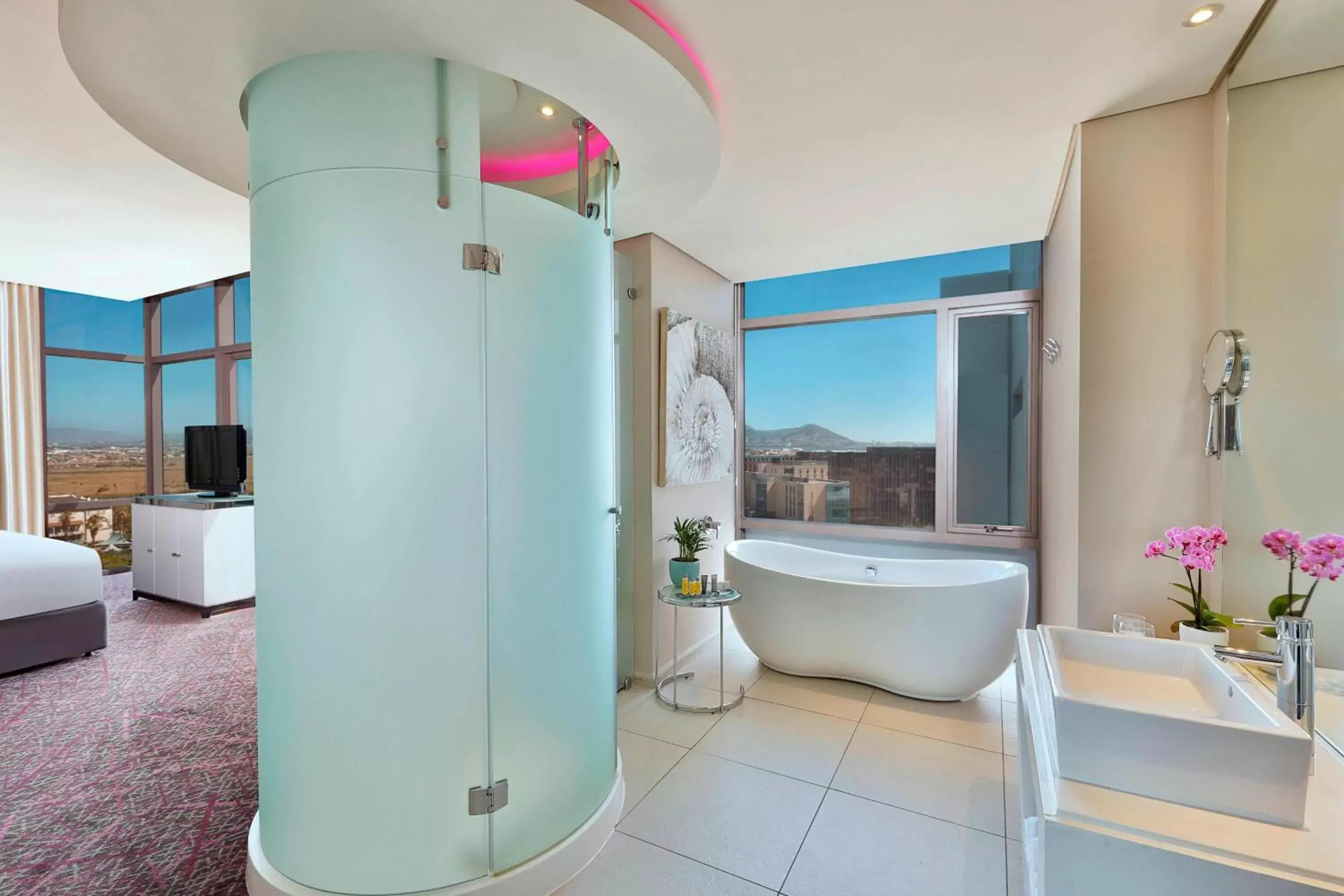 Bedroom, Bathroom in Cape Town Marriott Hotel Crystal Towers