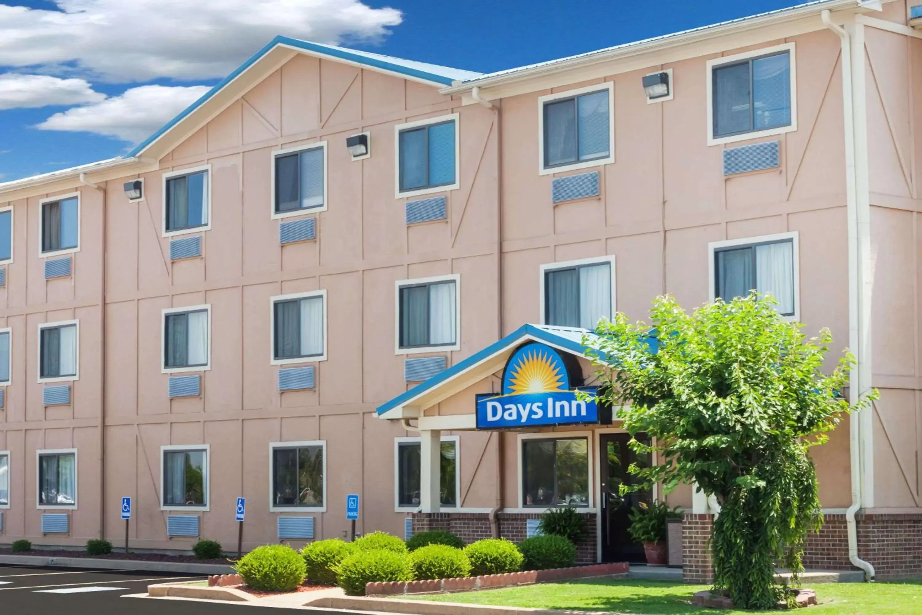 Property building in Days Inn by Wyndham Dyersburg Property building in Days Inn by Wyndham Dyersburg