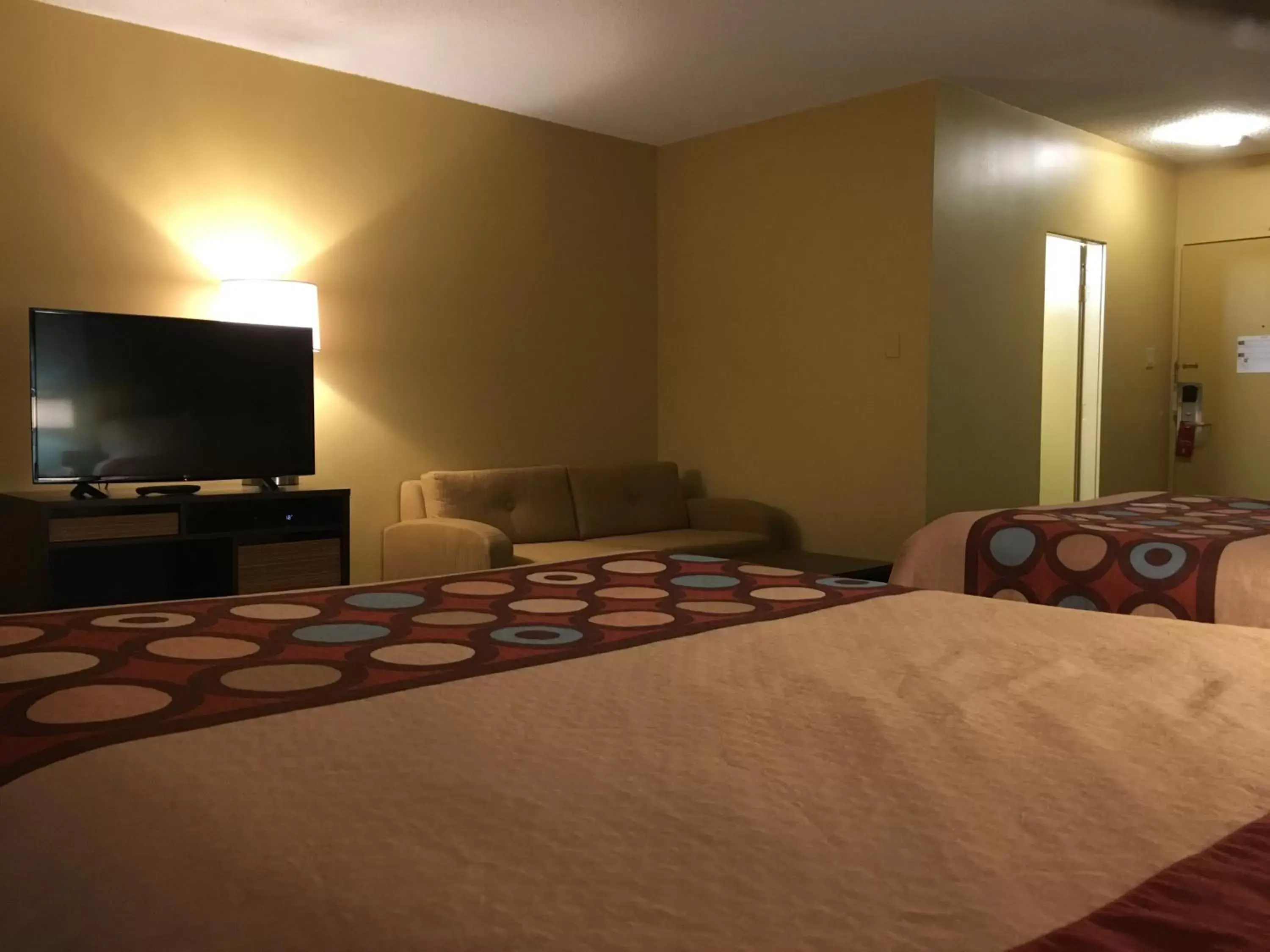 Photo of the whole room, Bed in Super 8 by Wyndham Thunder Bay