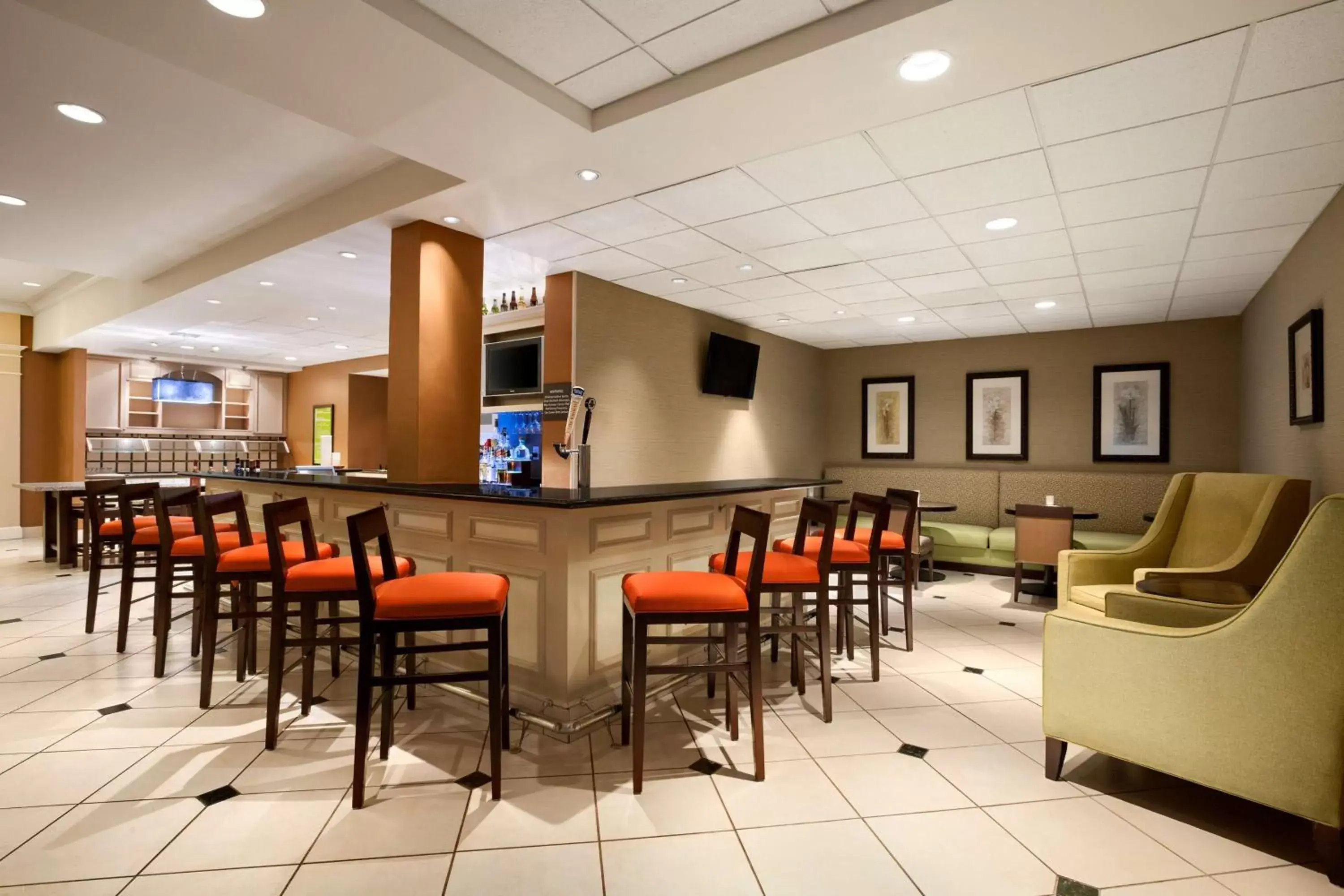 Lounge or bar in Hilton Garden Inn Solomons