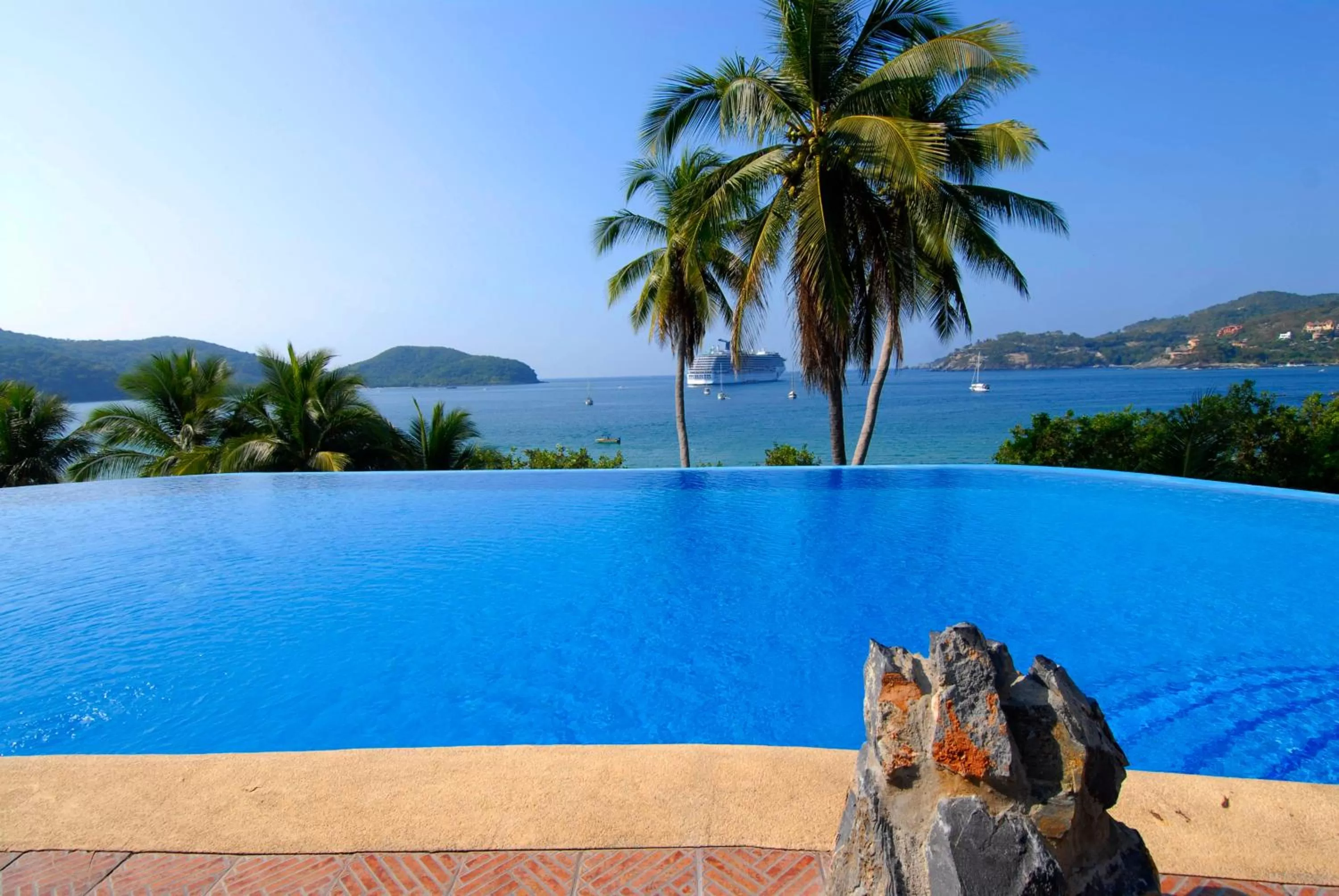 Swimming pool in Hotel Catalina Beach Resort