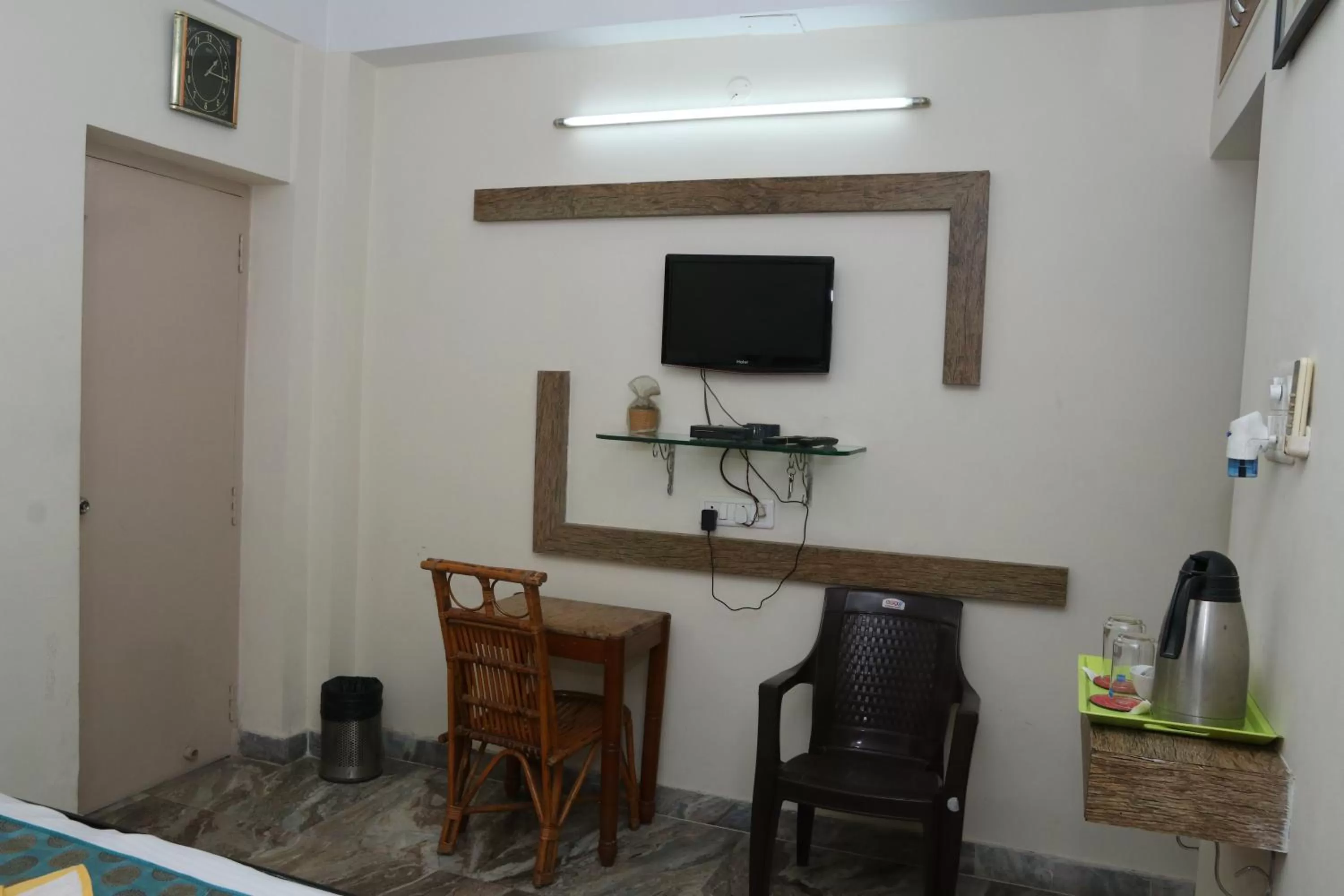 Bedroom, TV/Entertainment Center in The Elite Apartment Hotel