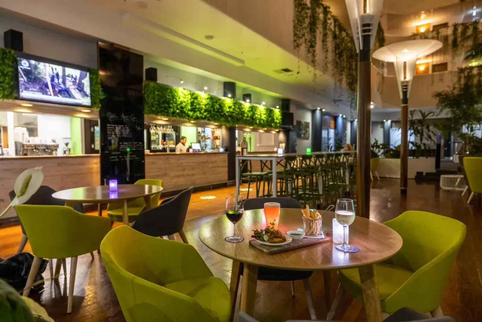 Restaurant/places to eat, Lounge/Bar in Novotel Darwin CBD