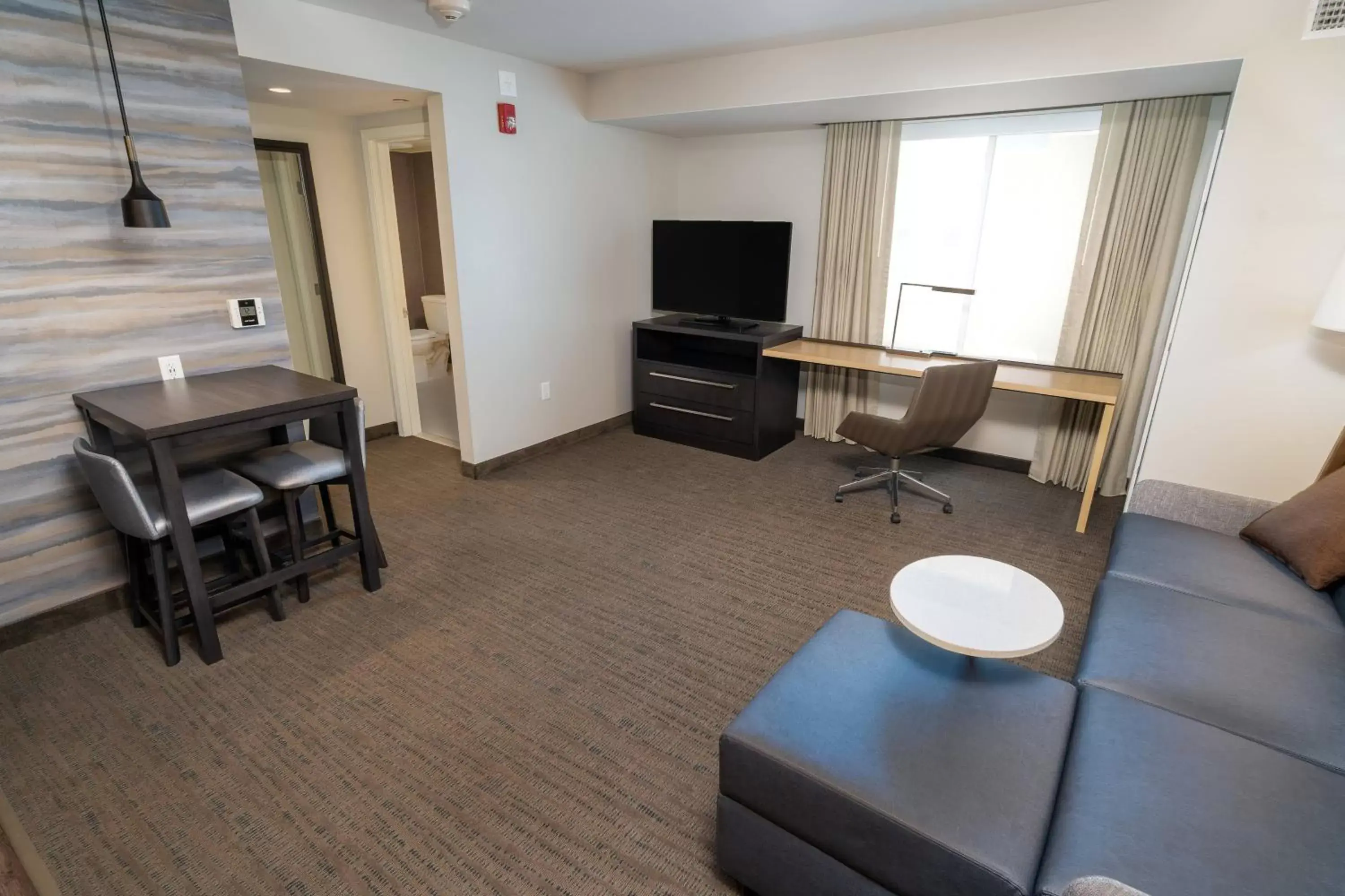 Living room, TV/Entertainment Center in Residence Inn by Marriott Rocklin Roseville