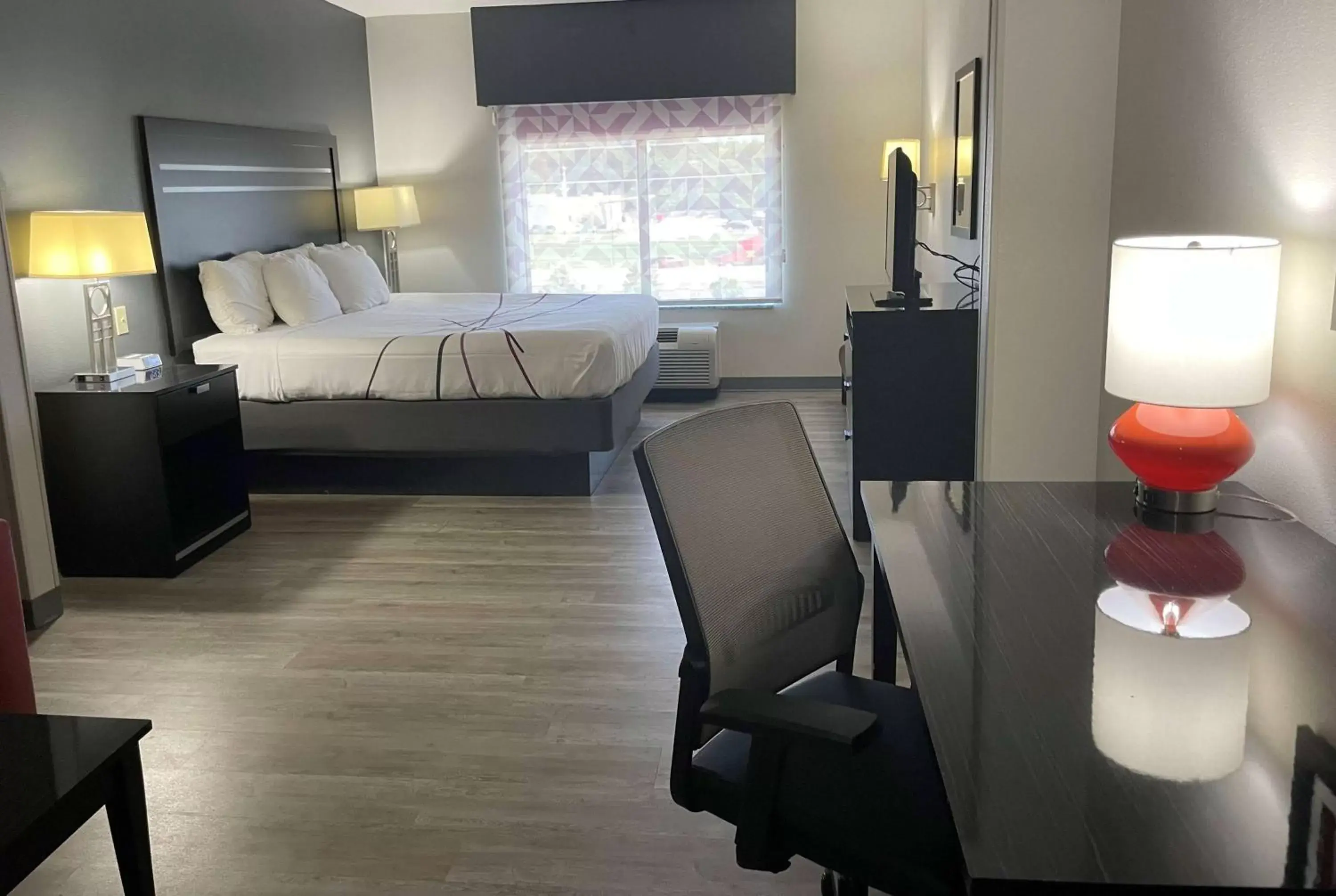 Mobility Accessible King Suite with Jetted Tub - Non-Smoking in La Quinta Inn & Suites by Wyndham Tulsa Midtown Mobility Accessible King Suite with Jetted Tub - Non-Smoking in La Quinta Inn & Suites by Wyndham Tulsa Midtown