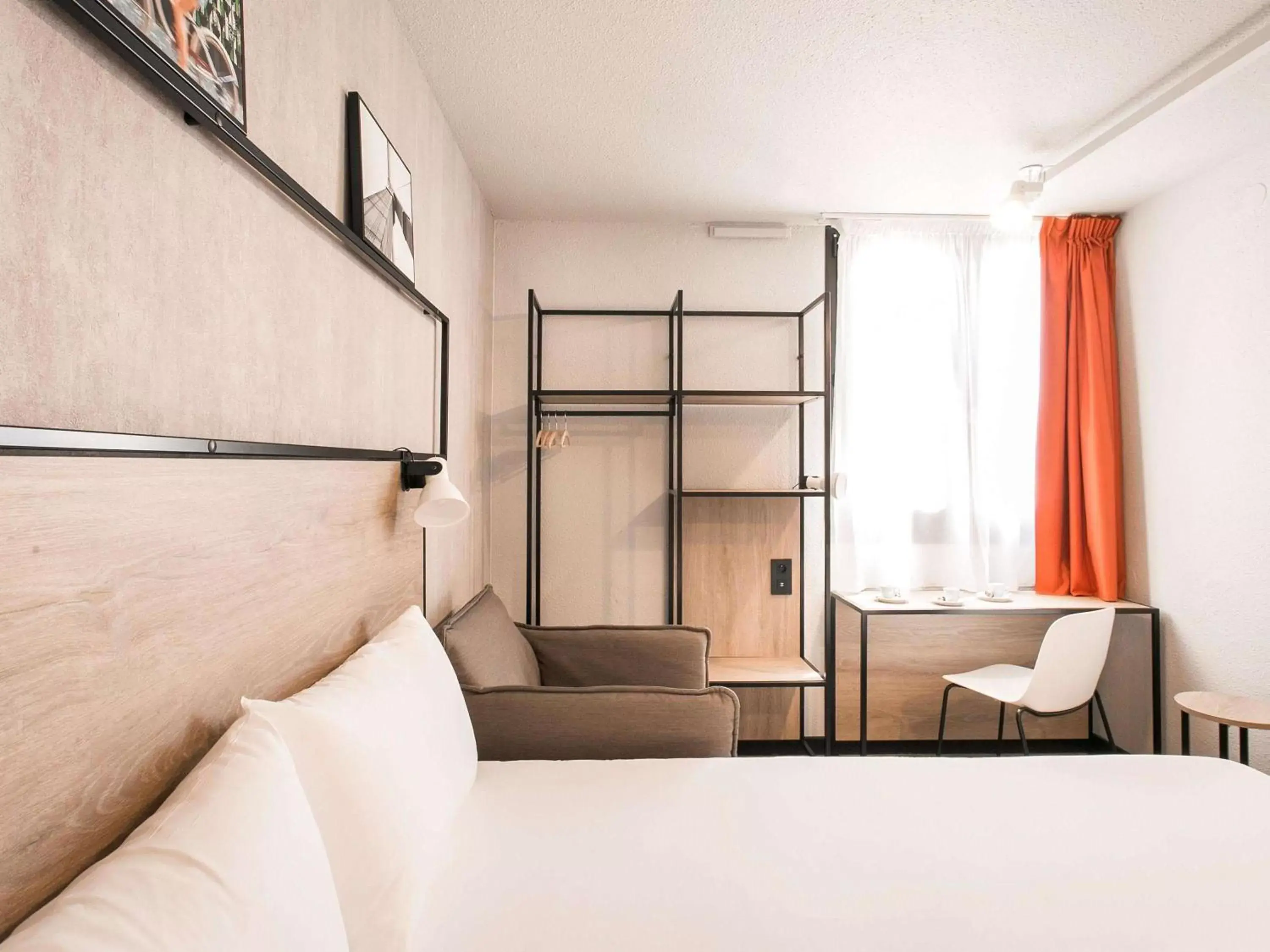 Photo of the whole room, Bed in ibis Avignon Sud