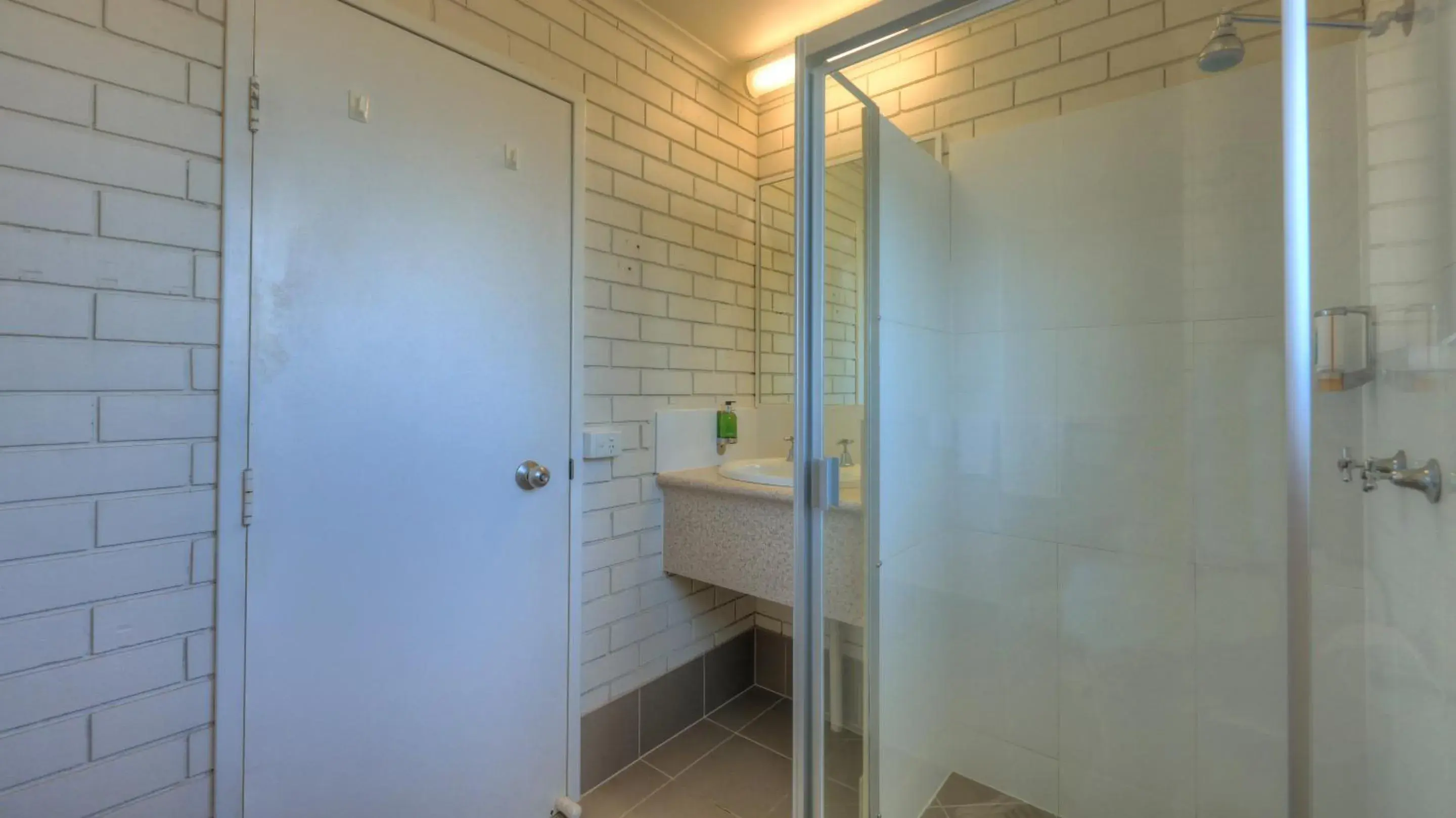 Shower, Bathroom in Cleveland Bay Air Motel