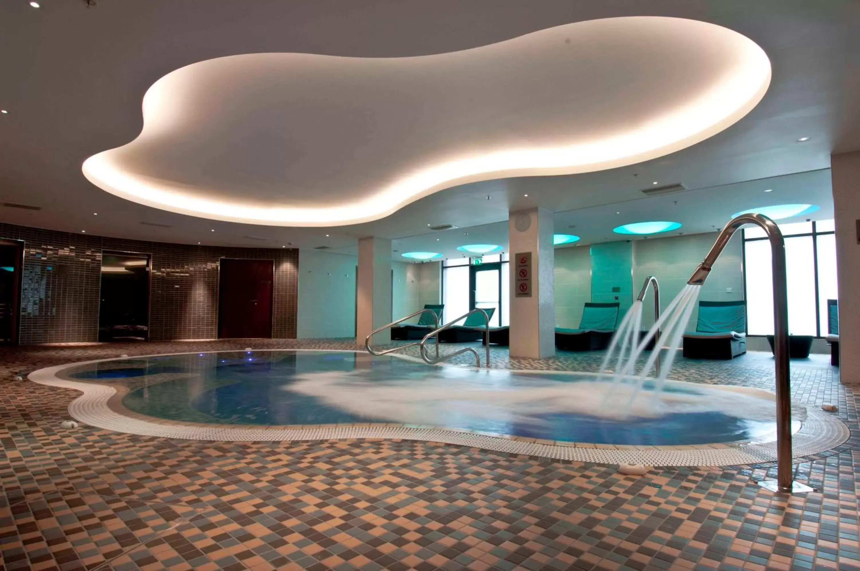 Spa and wellness centre/facilities, Swimming Pool in Hilton London Heathrow Airport Terminal 5