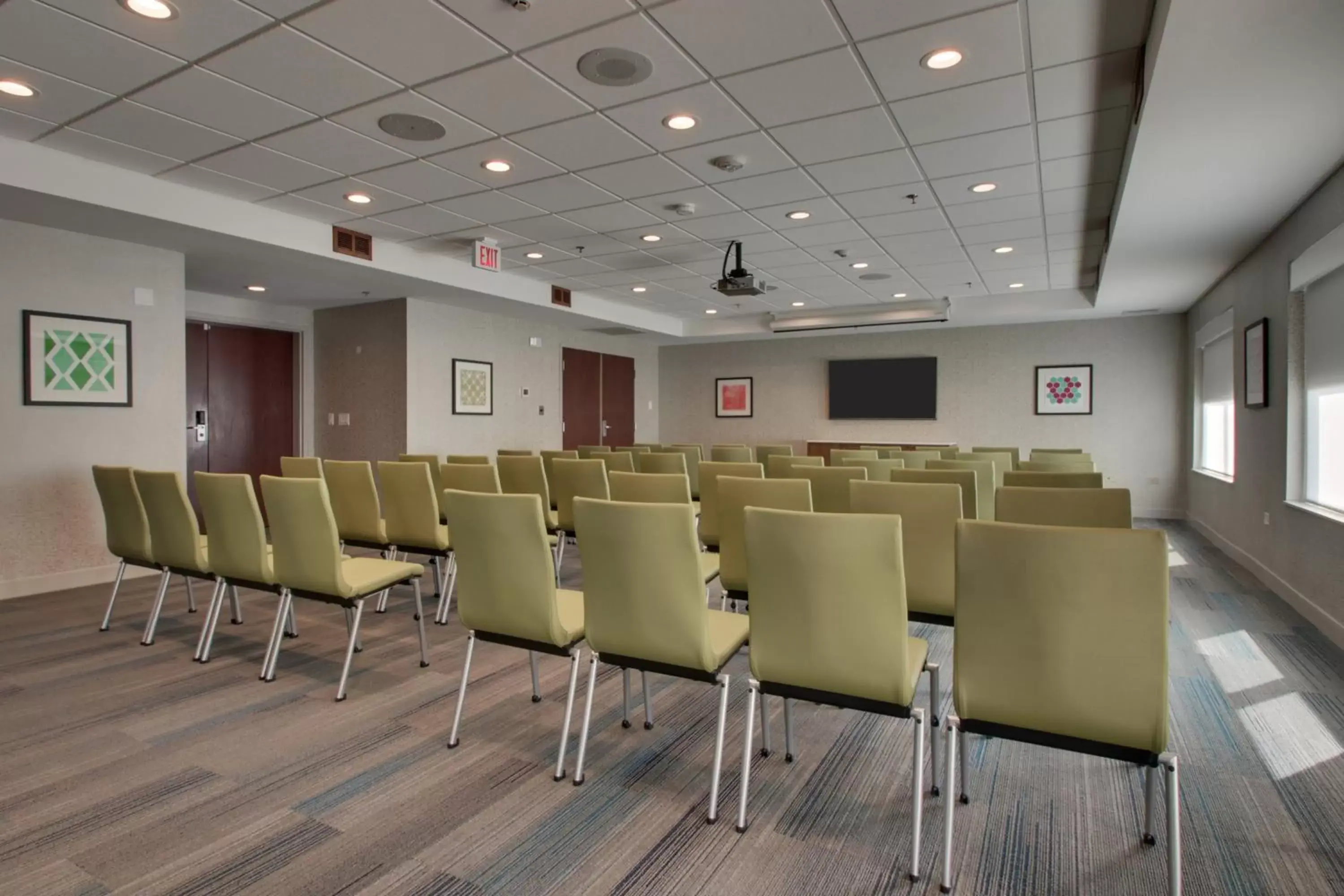 Meeting/conference room in Holiday Inn Express & Suites Aurora - Naperville, an IHG Hotel