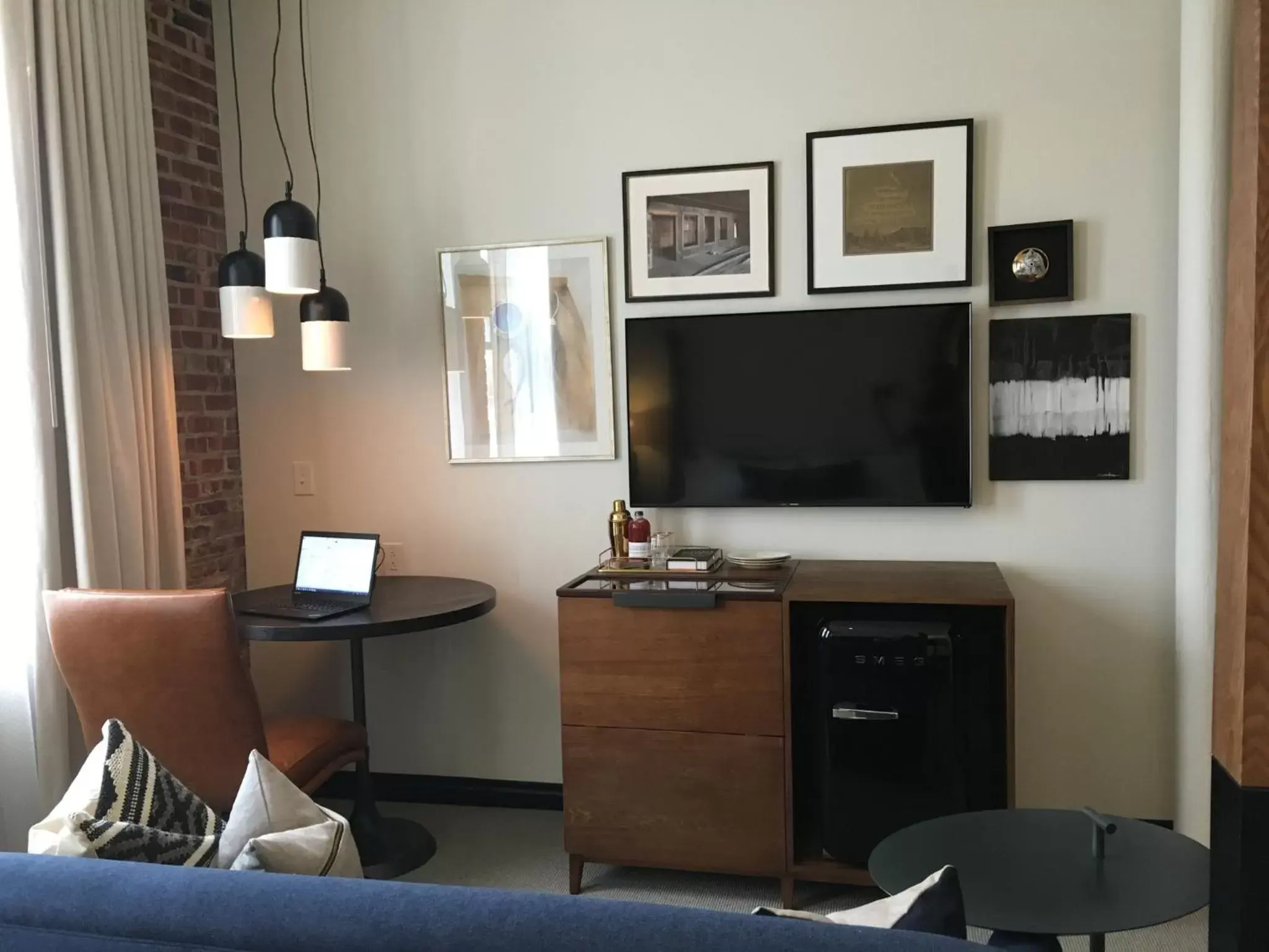 Photo of the whole room, TV/Entertainment Center in Crossroads Hotel