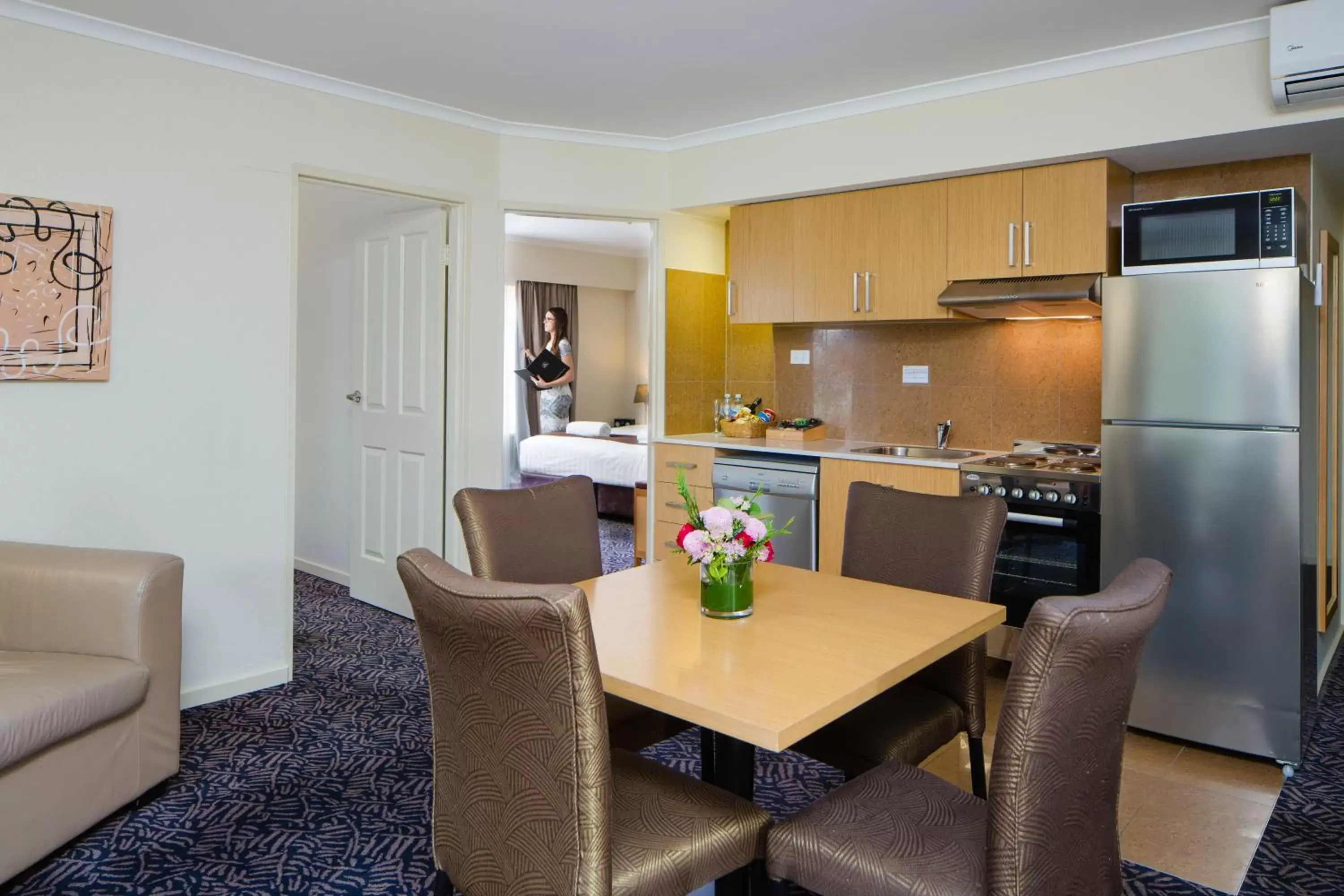 Kitchen or kitchenette, Dining Area in Best Western Plus Hovell Tree Inn