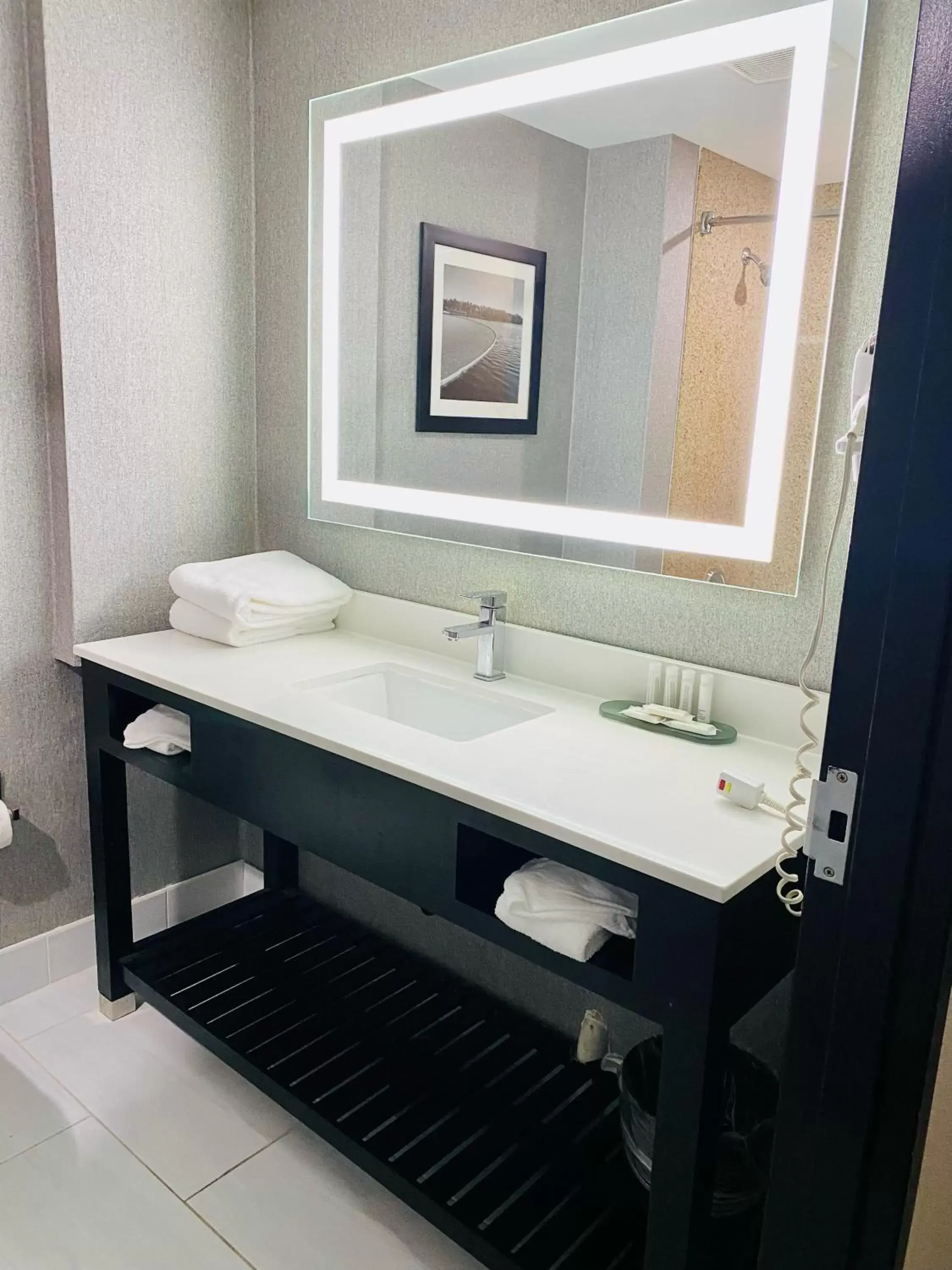 Bathroom in La Quinta by Wyndham Mt. Laurel - Philadelphia