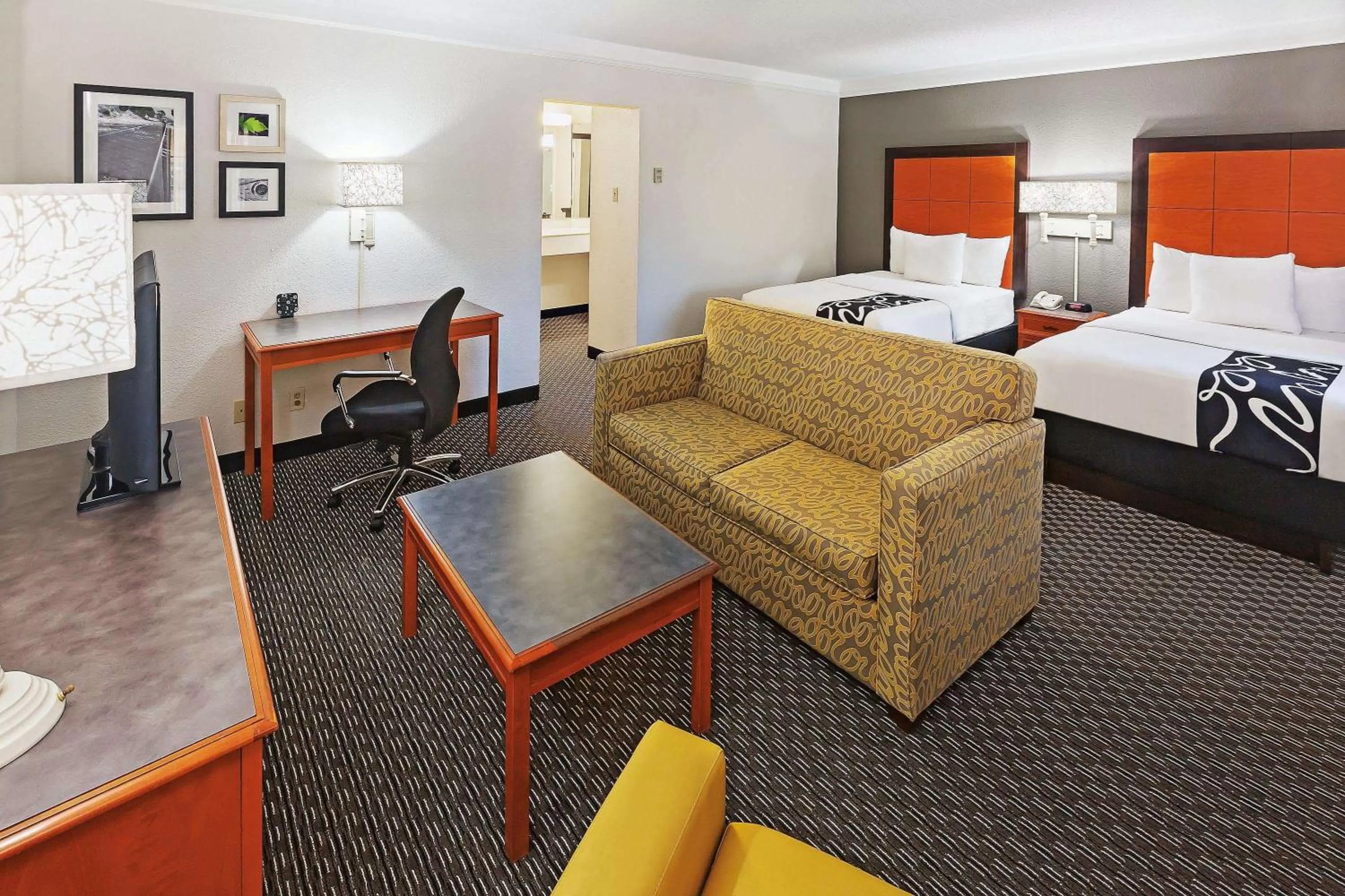 Photo of the whole room, Bed in La Quinta Inn by Wyndham Dallas Uptown