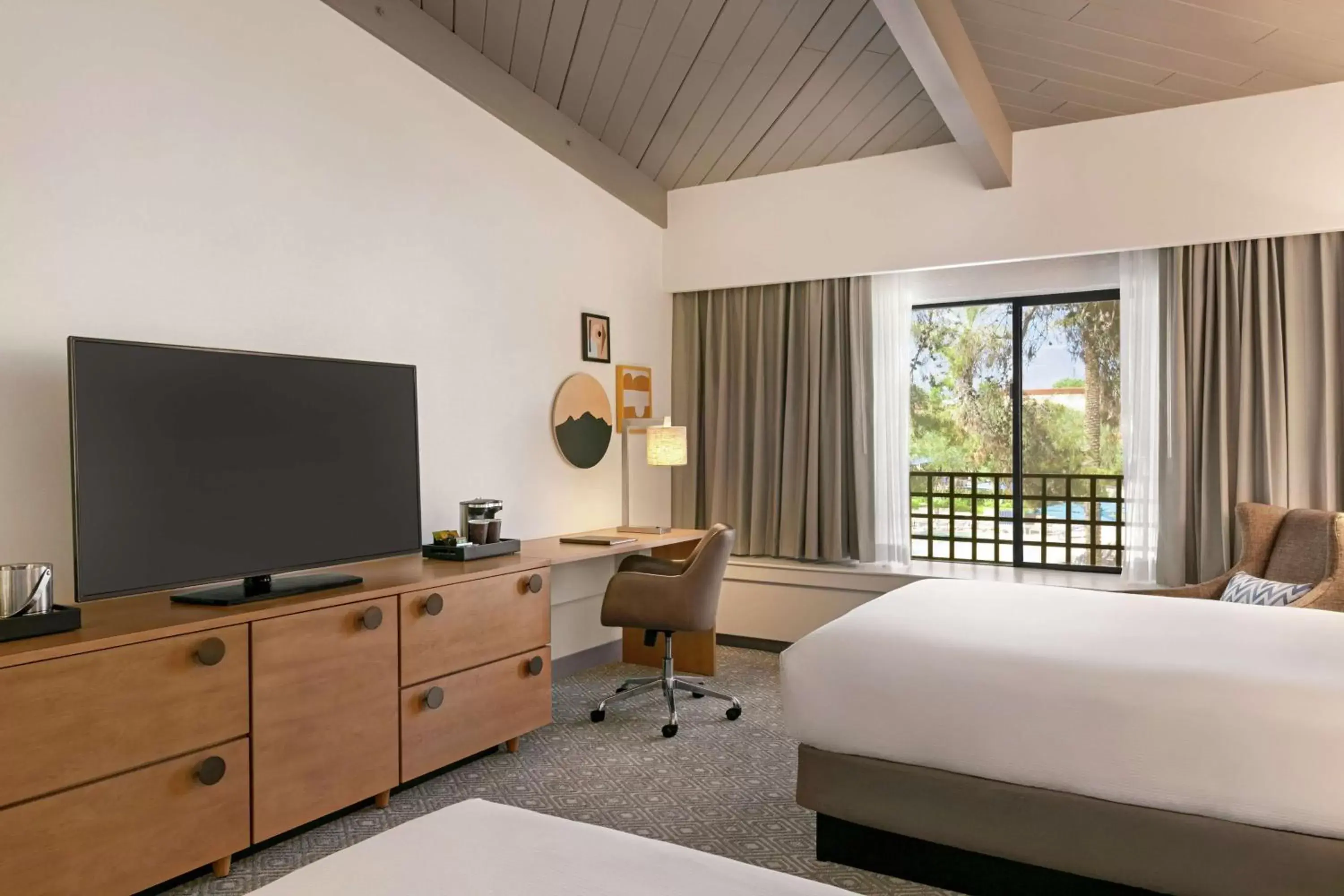 Bed, TV/Entertainment Center in Hilton Scottsdale Resort & Villas