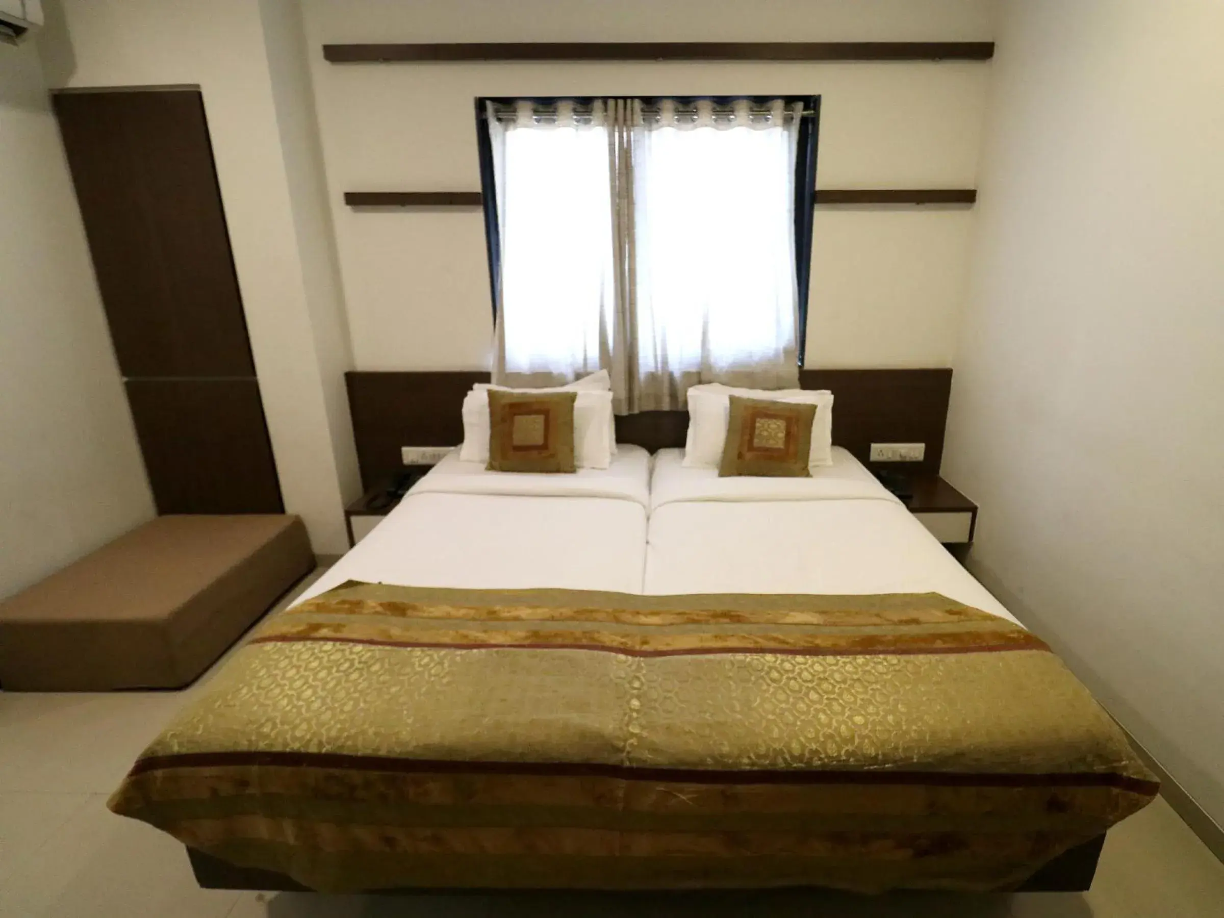 Bedroom, Bed in Hotel Girnar