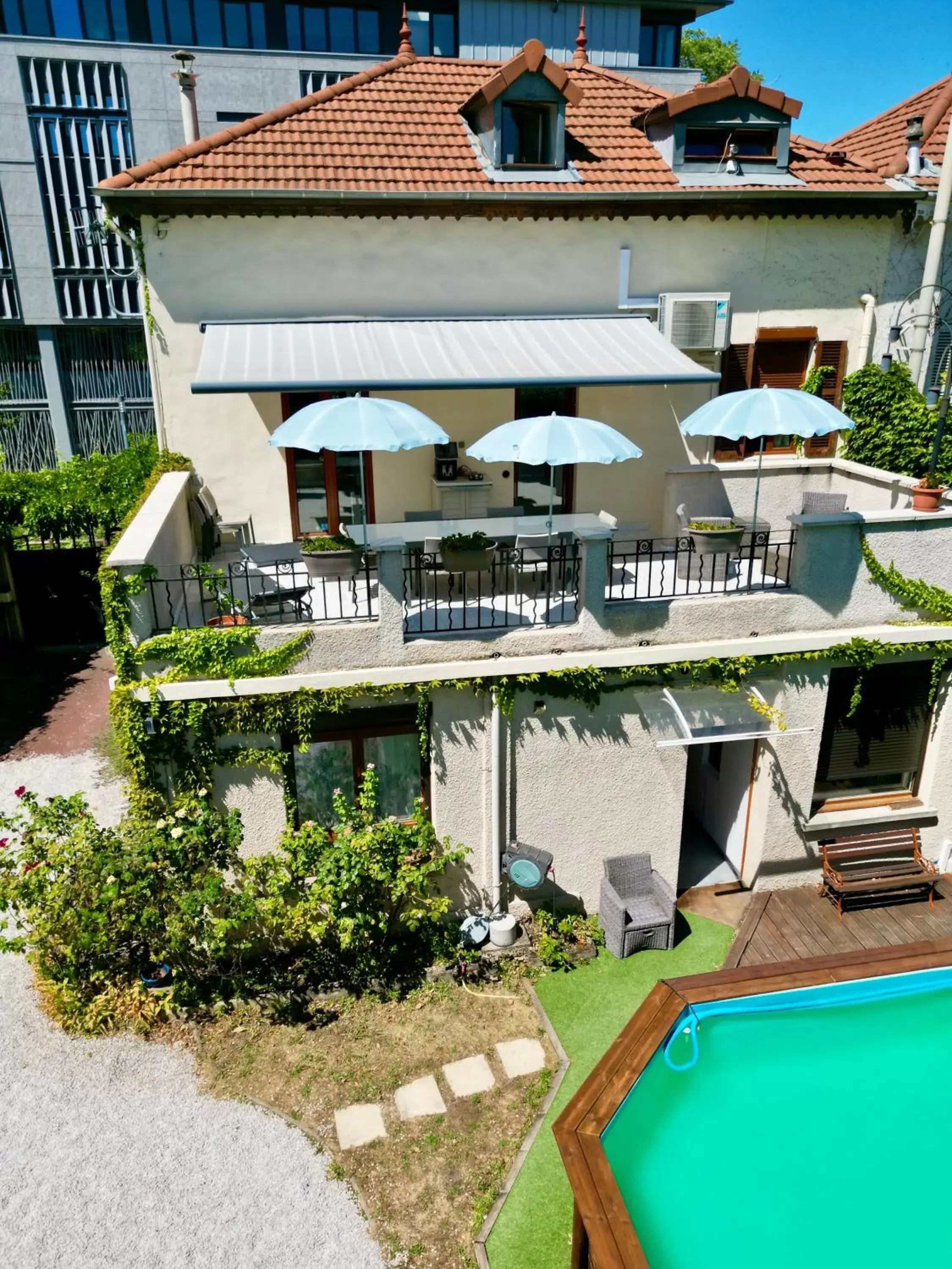 Pool View in B&B "Clos Feuillat"