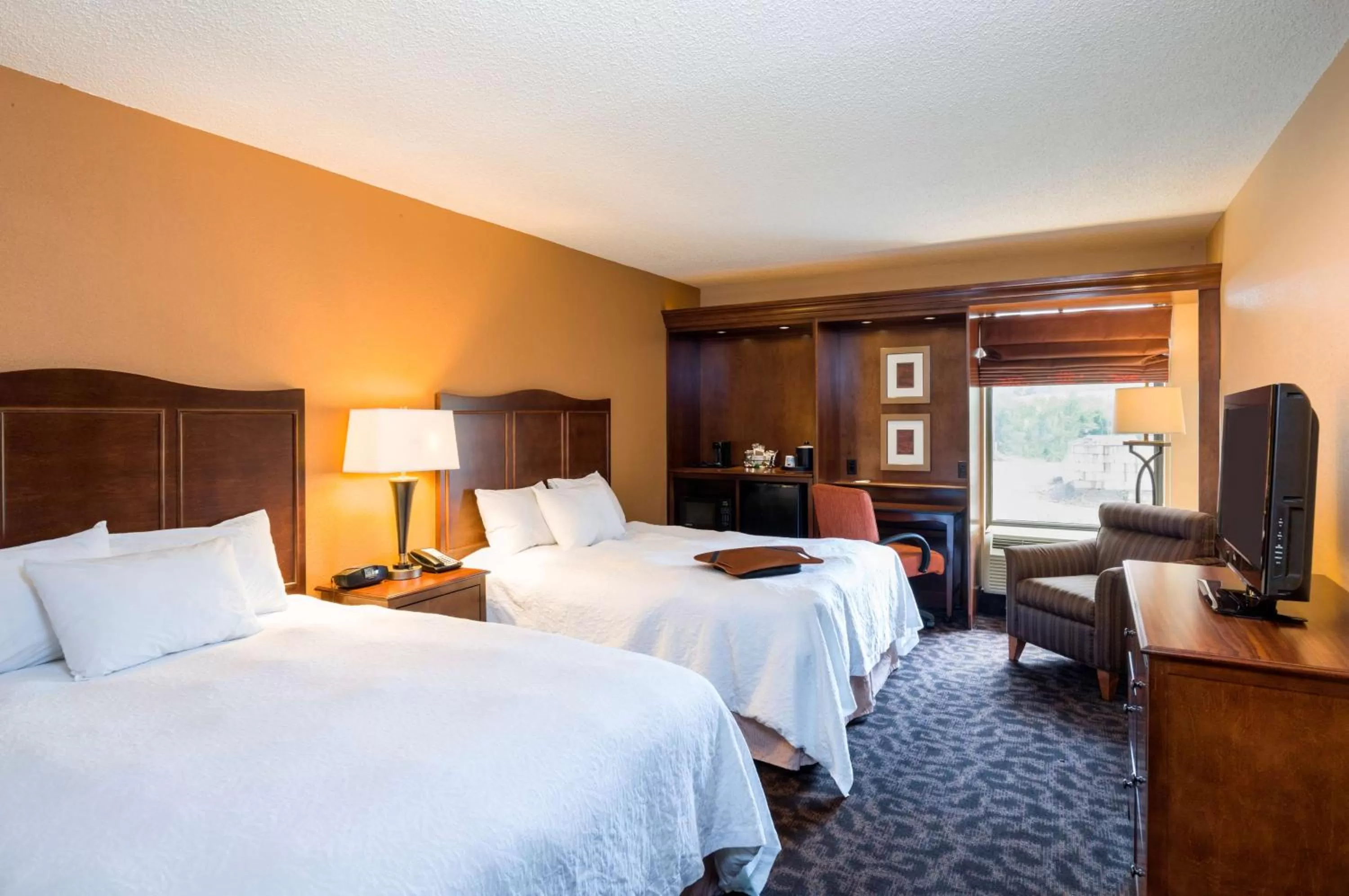 Bedroom, Bed in Hampton Inn Danville