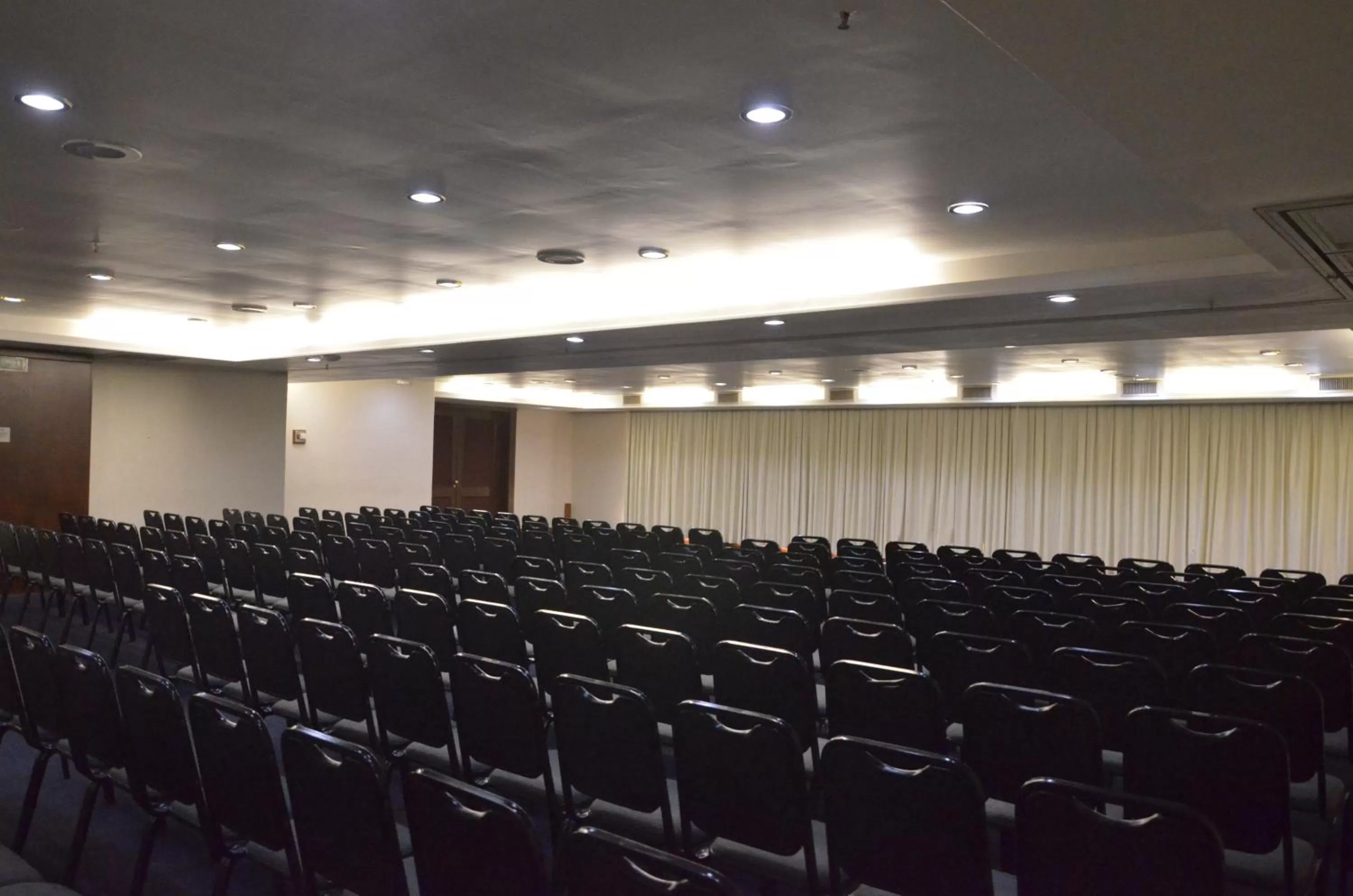 Meeting/conference room in Embaixador Hotel & Centro de Eventos by Fast10